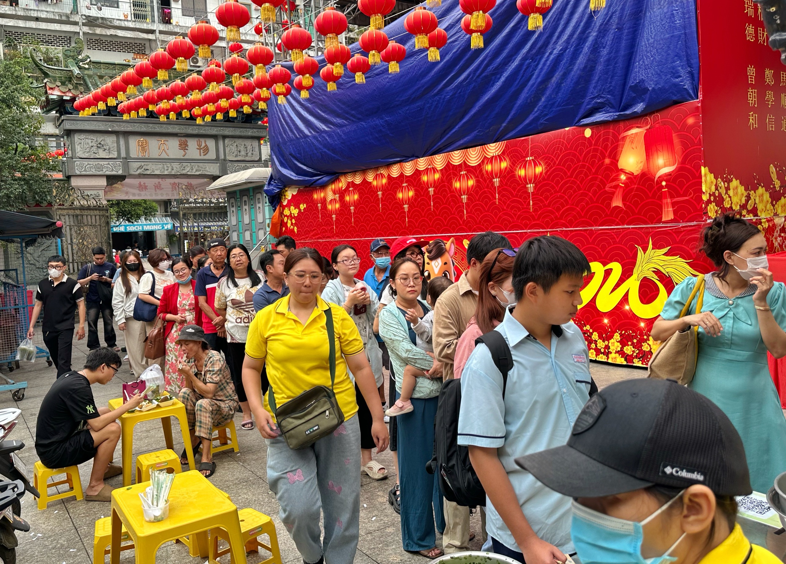 Người dân TP.HCM xếp hàng dài mua đậu hũ vàng, mỗi năm chỉ bán một lần ở Chợ Lớn- Ảnh 1. Người dân TP.HCM xếp hàng dài mua đậu hũ vàng, mỗi năm chỉ bán một lần ở Chợ Lớn- Ảnh 1.