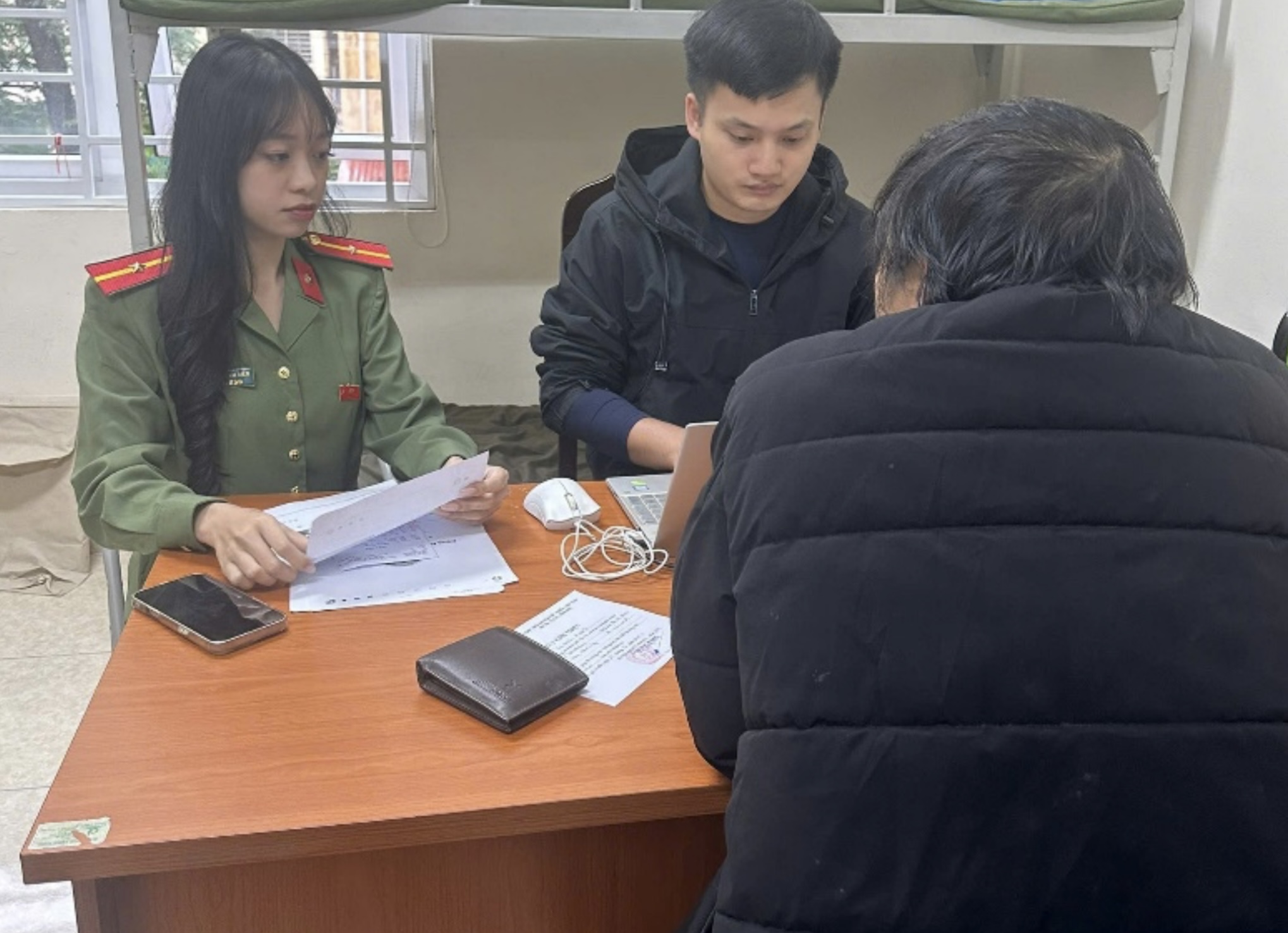 Xử phạt người đàn ông đăng tin sai sự thật về lãnh đạo Hà Nội năm 2026 - Ảnh 1.