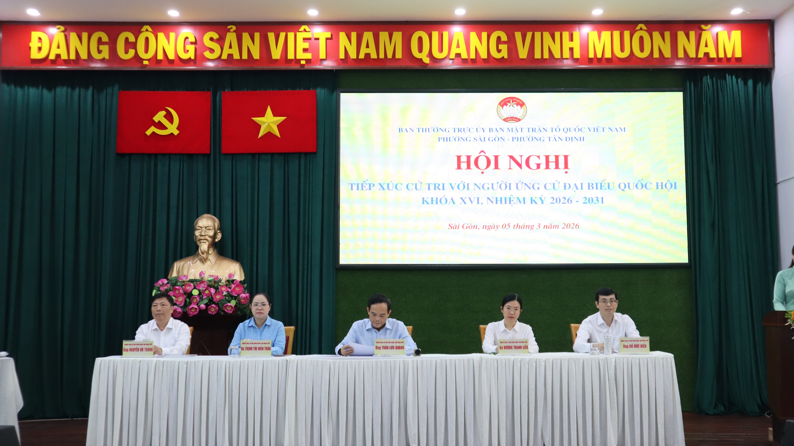 Người dân khó tìm chỗ đỗ xe trung tâm TP.HCM, Bí thư Trần Lưu Quang nói gì? - Ảnh 1.