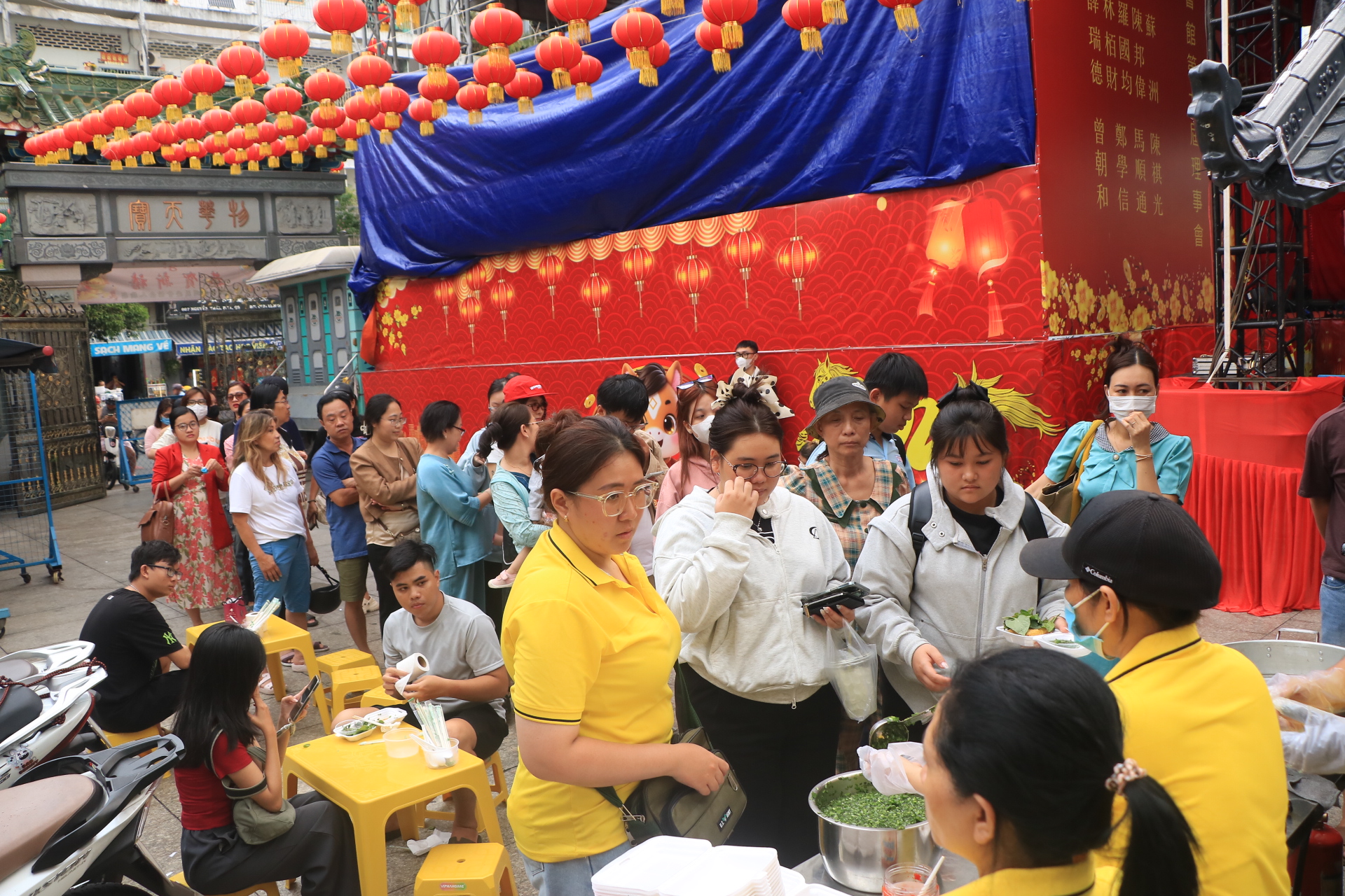 Người dân TP.HCM xếp hàng dài mua đậu hũ vàng, mỗi năm chỉ bán một lần ở Chợ Lớn- Ảnh 4. Người dân TP.HCM xếp hàng dài mua đậu hũ vàng, mỗi năm chỉ bán một lần ở Chợ Lớn- Ảnh 4.