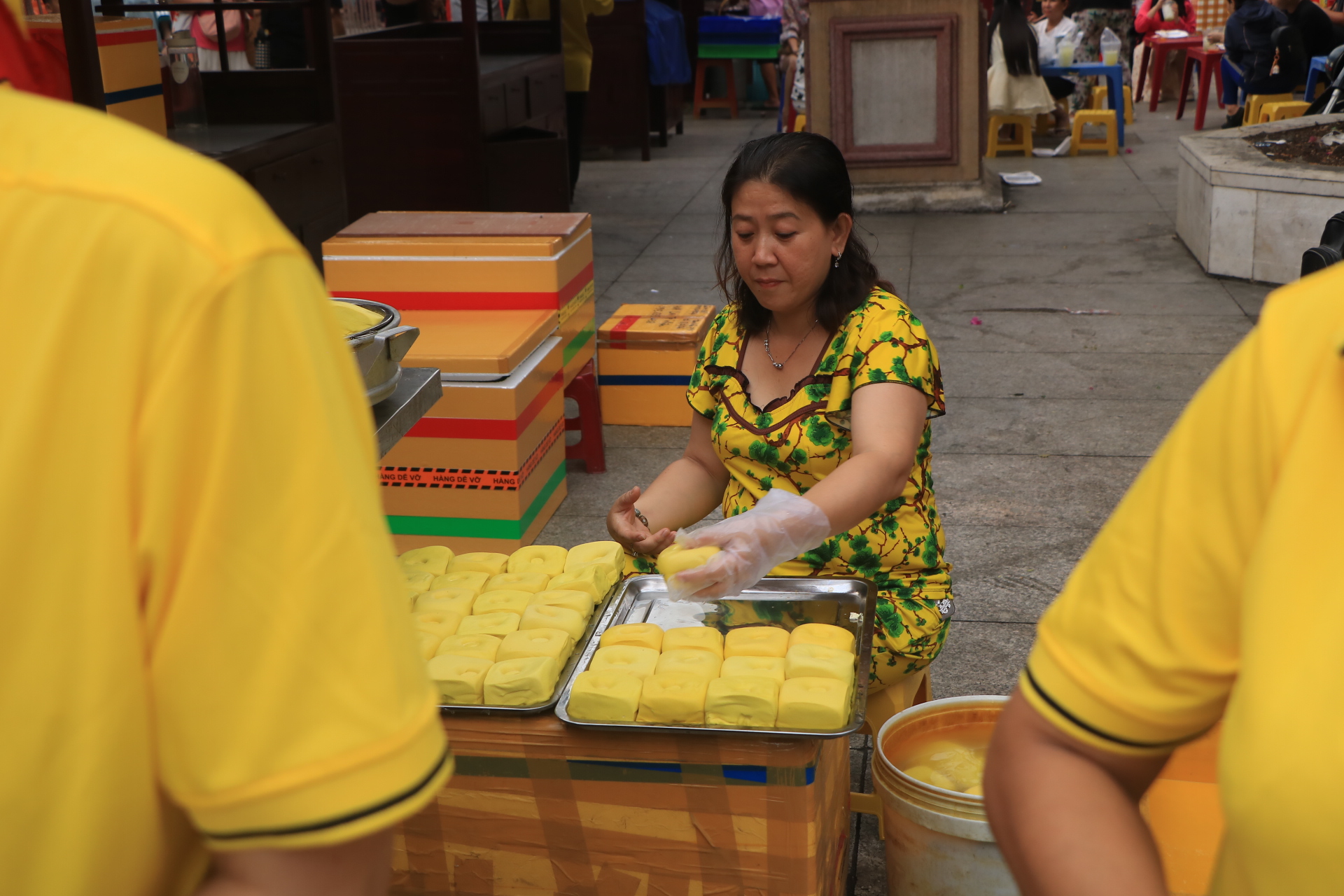Người dân TP.HCM xếp hàng dài mua đậu hũ vàng, mỗi năm chỉ bán một lần ở Chợ Lớn- Ảnh 5. Người dân TP.HCM xếp hàng dài mua đậu hũ vàng, mỗi năm chỉ bán một lần ở Chợ Lớn- Ảnh 5.