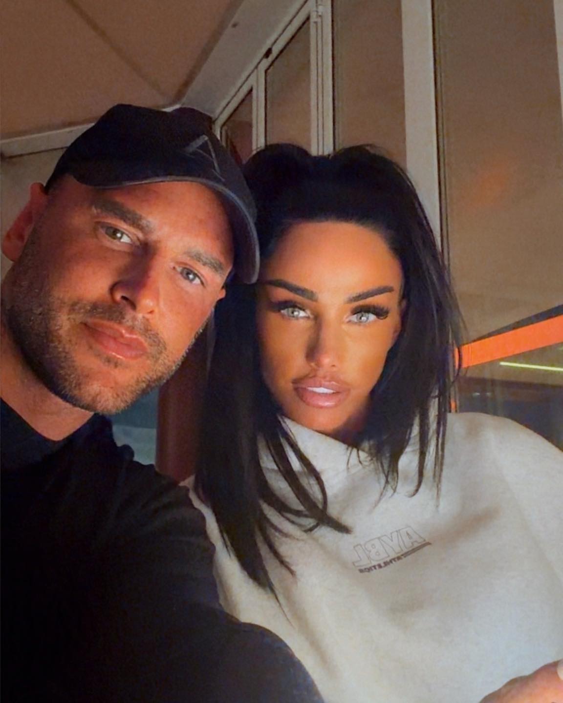 Cựu 'bom sex' Katie Price cưới chồng lần 4 bất chấp gia đình can ngăn
