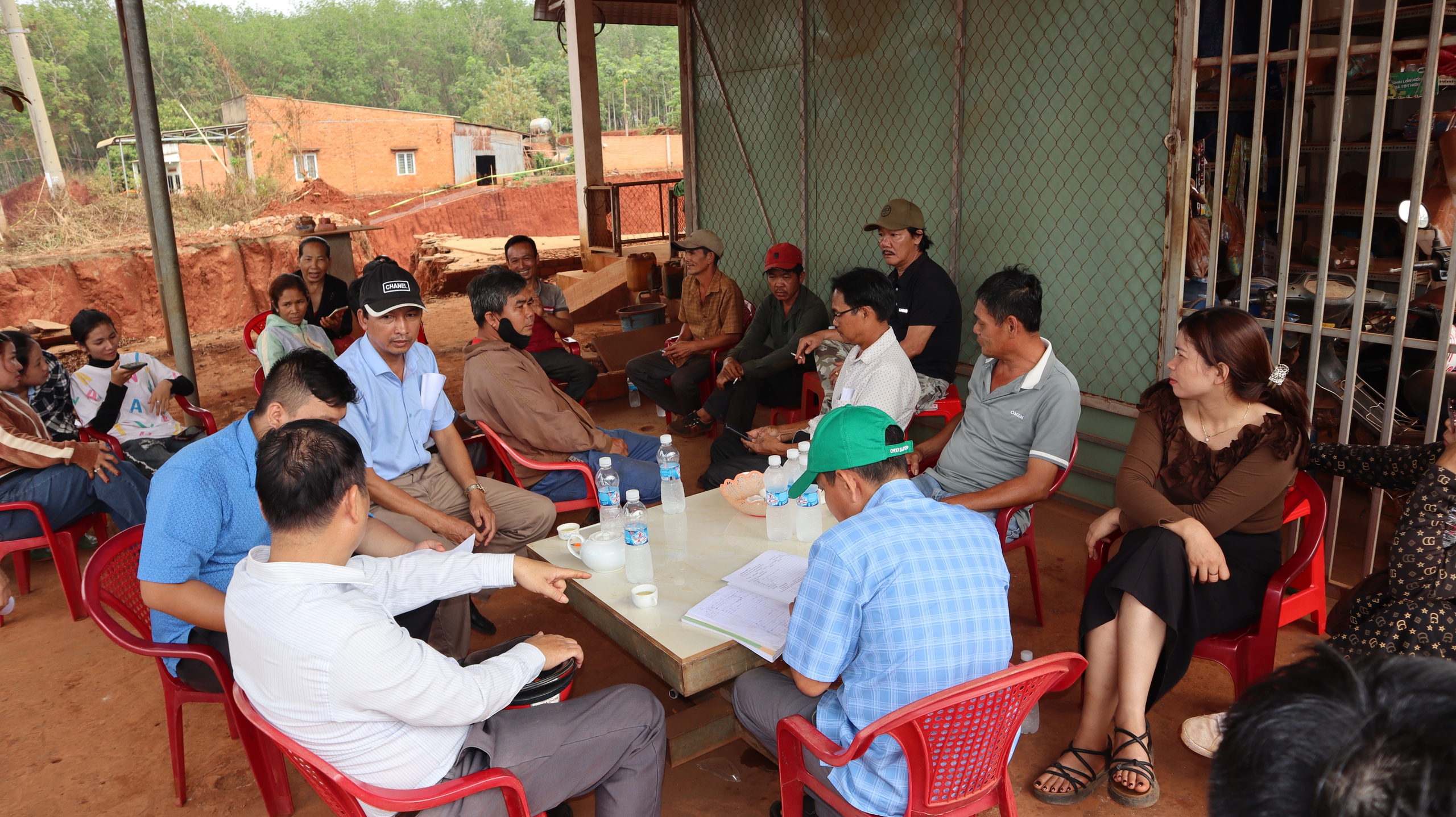 Hạ cốt nền đường, nhà dân chênh vênh bên mép vực sâu: Sai quy trình ở đâu?- Ảnh 2.