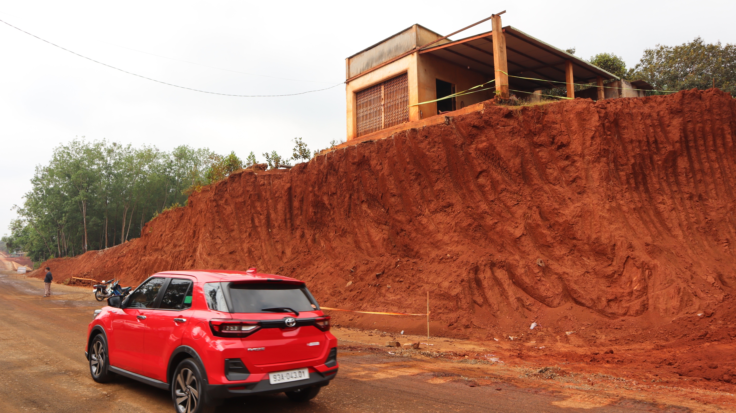 Hạ cốt nền đường, nhà dân chênh vênh bên mép vực sâu: Sai quy trình ở đâu?- Ảnh 4.