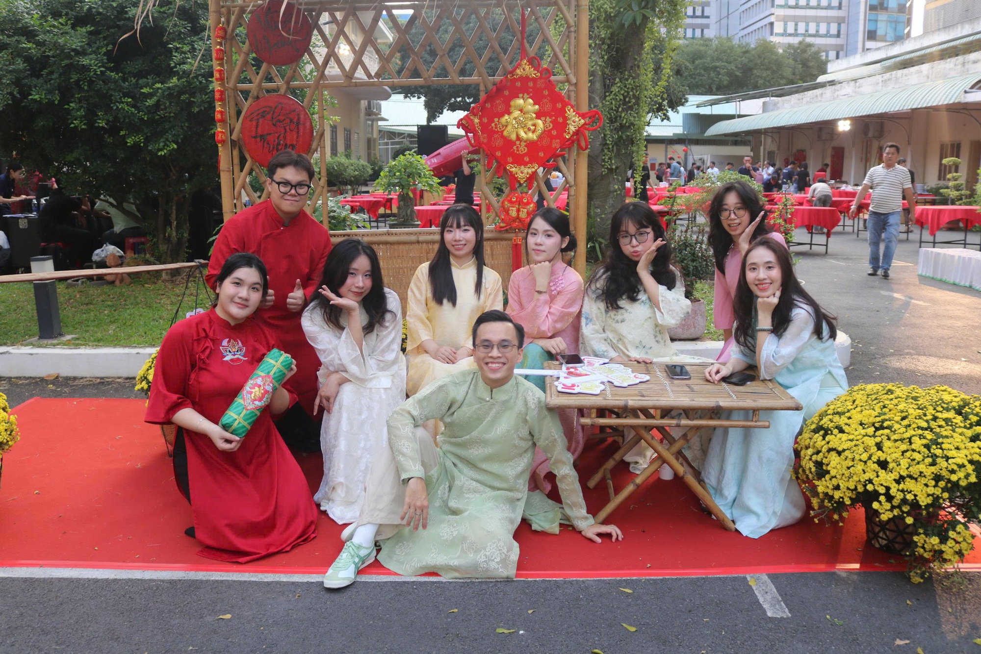 Người trẻ tìm thấy niềm vui từ áo dài- Ảnh 1.