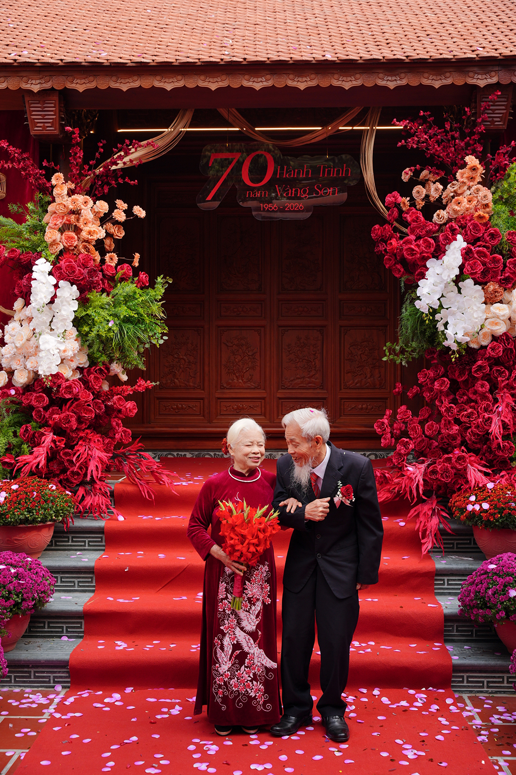 Ngưỡng mộ tình yêu gia đình 70 năm bên nhau của ông Cứ và bà Chín - Ảnh 1.