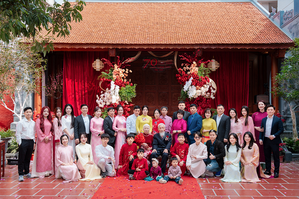 Ngưỡng mộ tình yêu gia đình 70 năm bên nhau của ông Cứ và bà Chín - Ảnh 3.