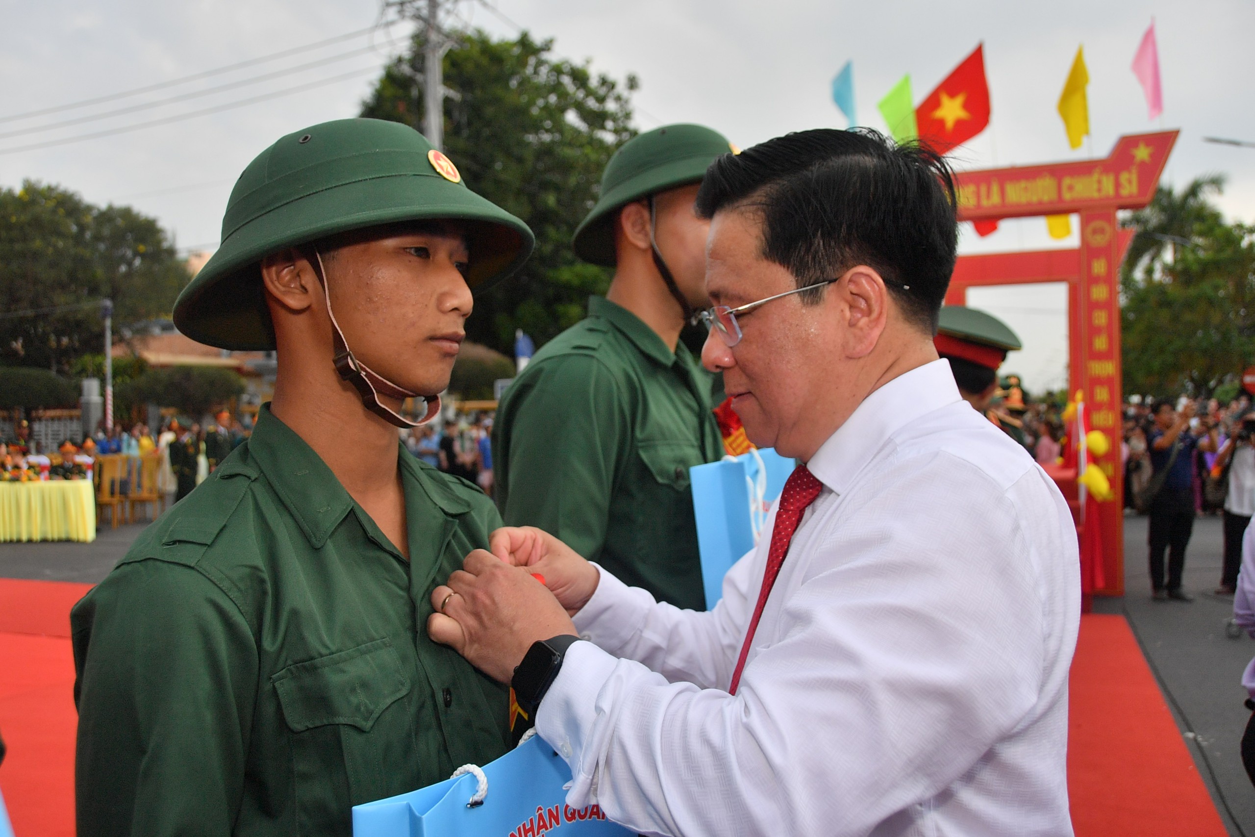 Thứ trưởng Bộ Quốc phòng Nguyễn Văn Gấu chúc mừng thanh niên lên đường nhập ngũ - Ảnh 3.