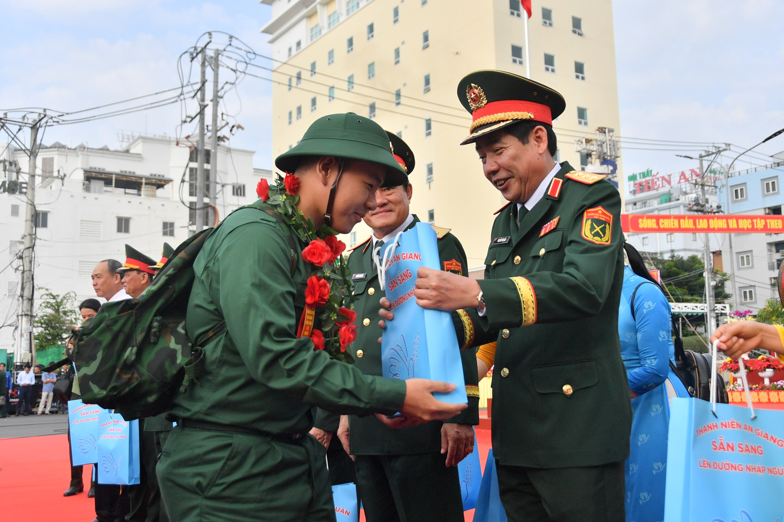 Thứ trưởng Bộ Quốc phòng Nguyễn Văn Gấu chúc mừng thanh niên lên đường nhập ngũ - Ảnh 2.