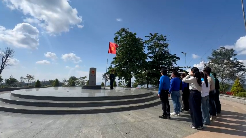 Quốc ca ng&acirc;n vang giữa đại ng&agrave;n bi&ecirc;n giới, khiến nhiều bạn trẻ rưng rưng- Ảnh 1.