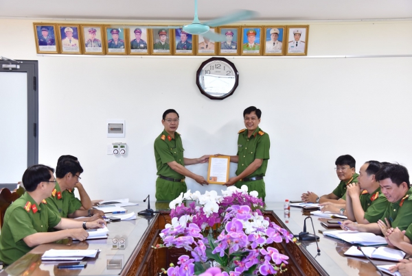 Trung t&aacute; c&ocirc;ng an được c&ocirc;ng nhận thương binh sau khi bị thương bắt tội phạm - Ảnh 1.