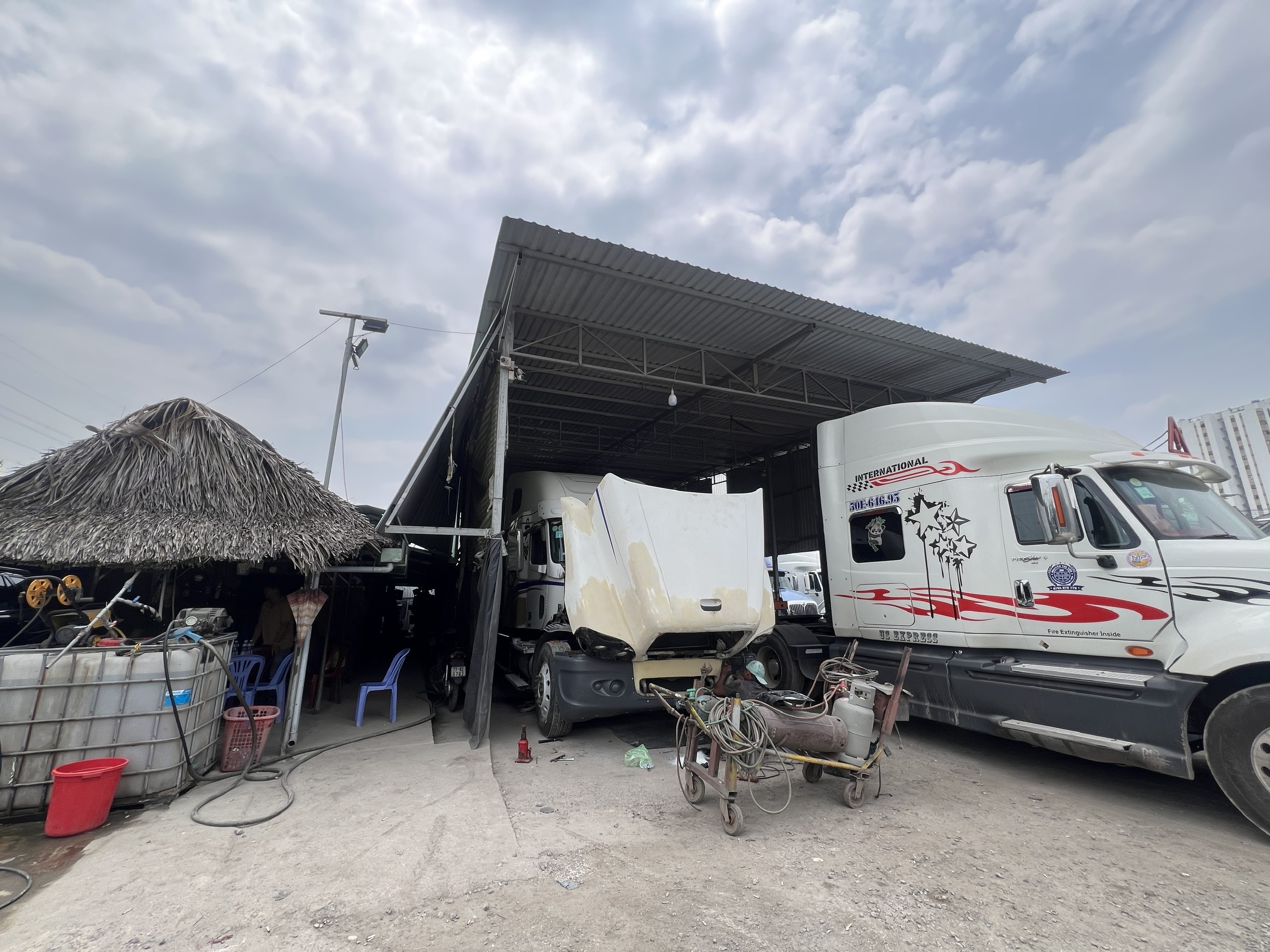 TP.HCM: Xử lý vi phạm các bãi xe container tự phát trên đường Võ Chí Công- Ảnh 10.