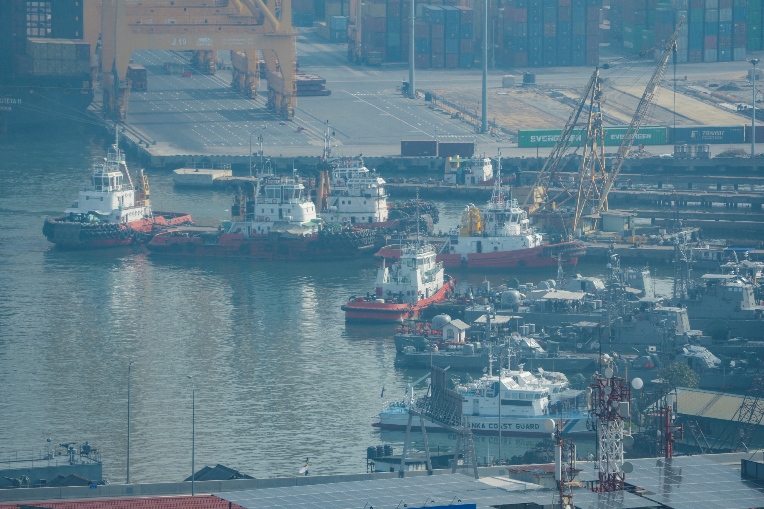 Mỹ tấn công tàu sân bay UAV, phá hủy hải quân và cơ sở tên lửa Iran- Ảnh 1.