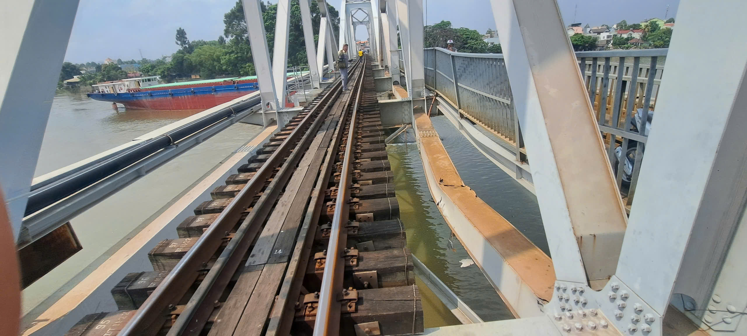 Sà lan va chạm cầu Ghềnh: Hủy nhiều tàu chạy bắc nam- Ảnh 1.