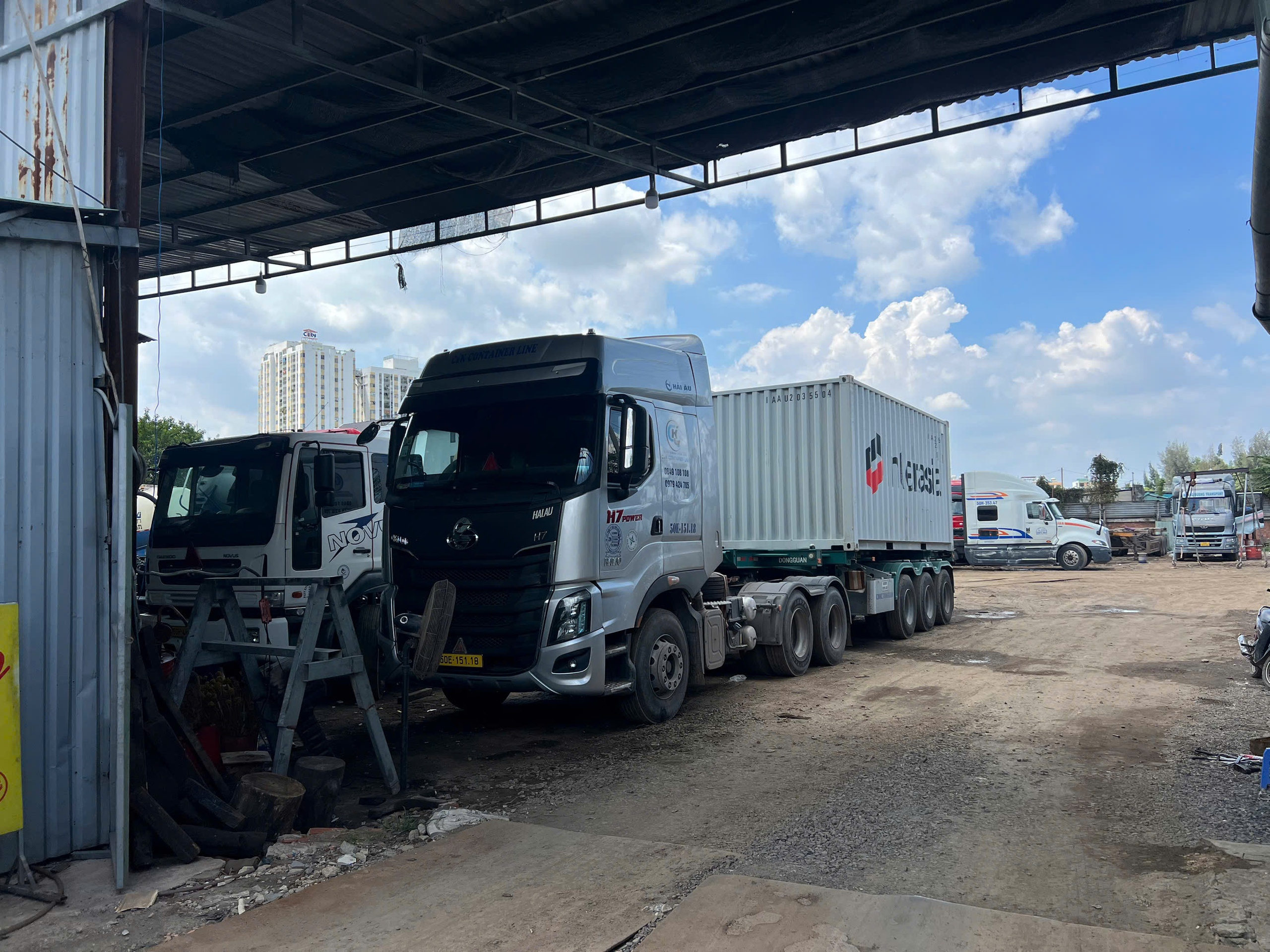 TP.HCM: Xử lý vi phạm các bãi xe container tự phát trên đường Võ Chí Công- Ảnh 4.