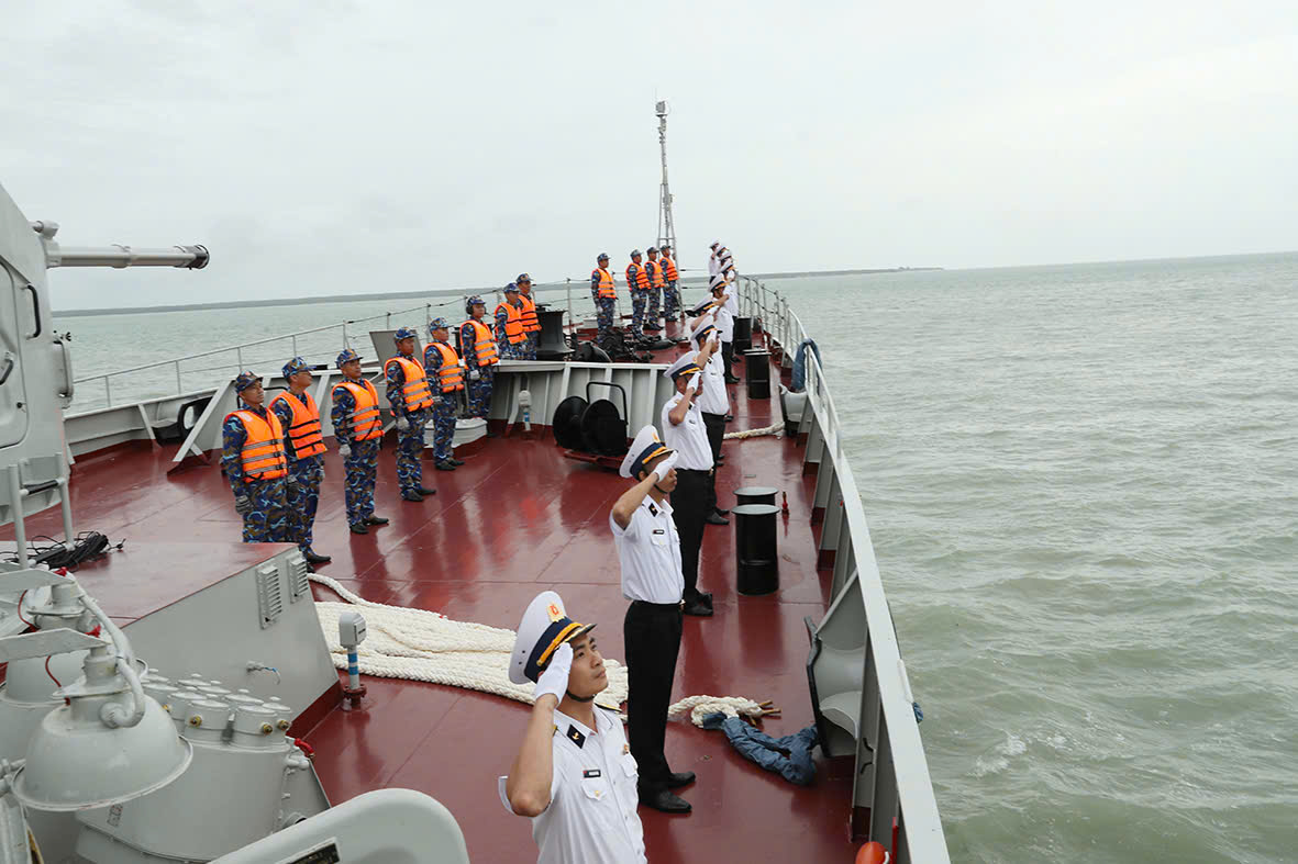 T&agrave;u hộ vệ t&ecirc;n lửa 016 - Quang Trung cập cảng &Uacute;c tham gia Lễ duyệt binh 2026 - Ảnh 1.