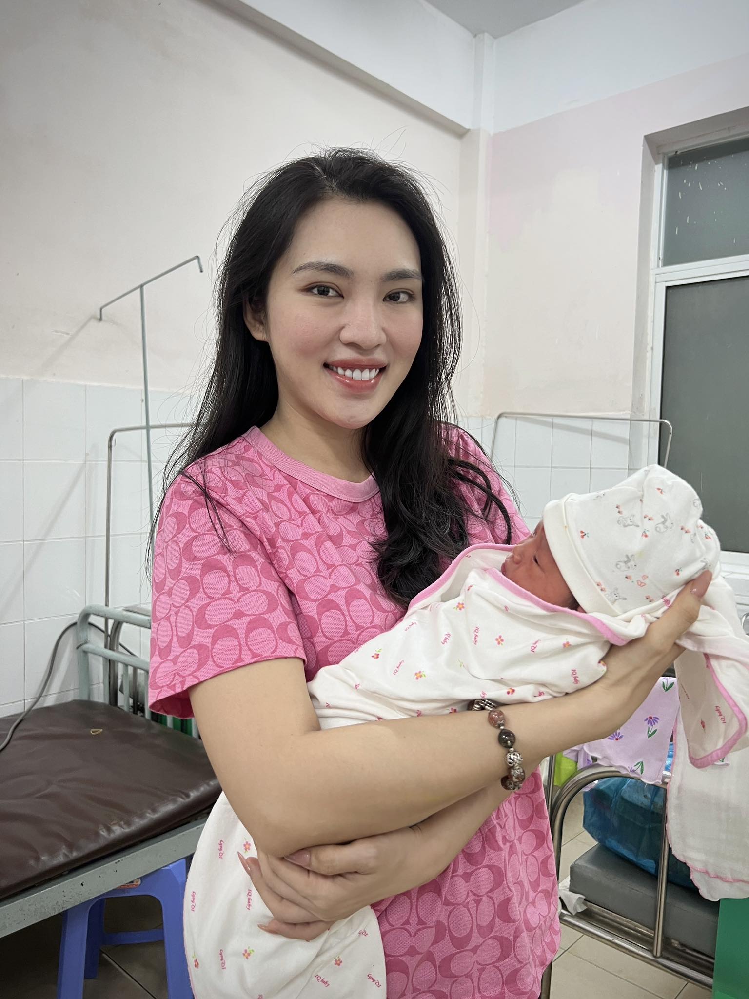 Cô gái trẻ cưu mang mẹ đơn thân: Hy vọng mới cho những phận đời khó khăn - Ảnh 4.