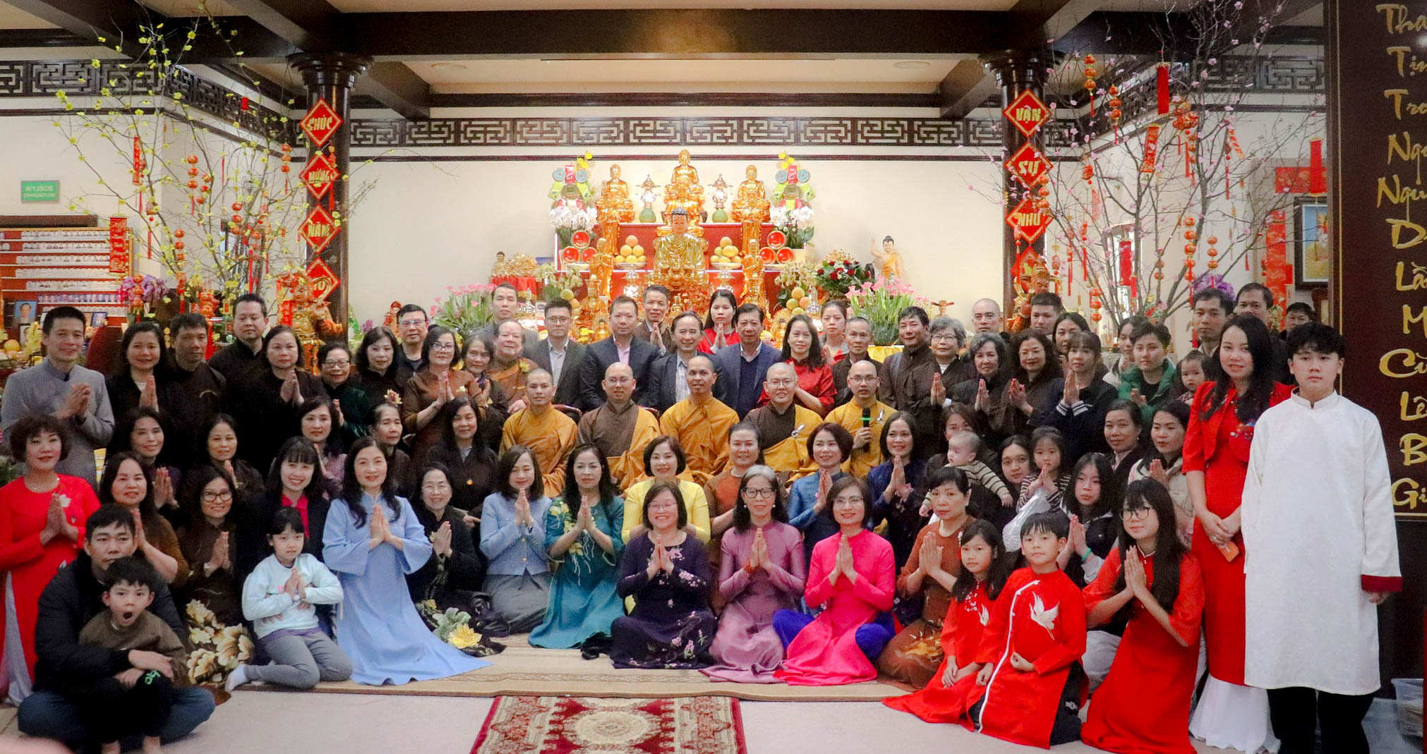 Người Việt ở châu Âu giữ nếp đi chùa đầu năm - Ảnh 6.