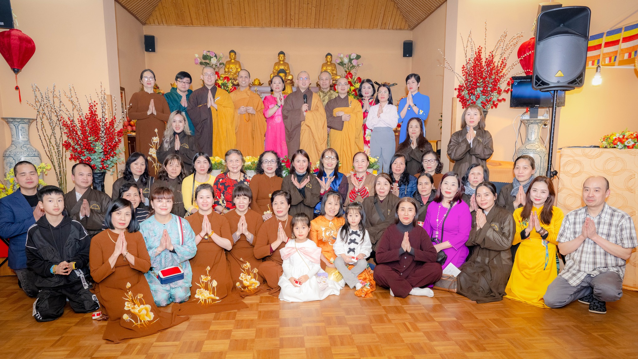 Người Việt ở châu Âu giữ nếp đi chùa đầu năm - Ảnh 4.