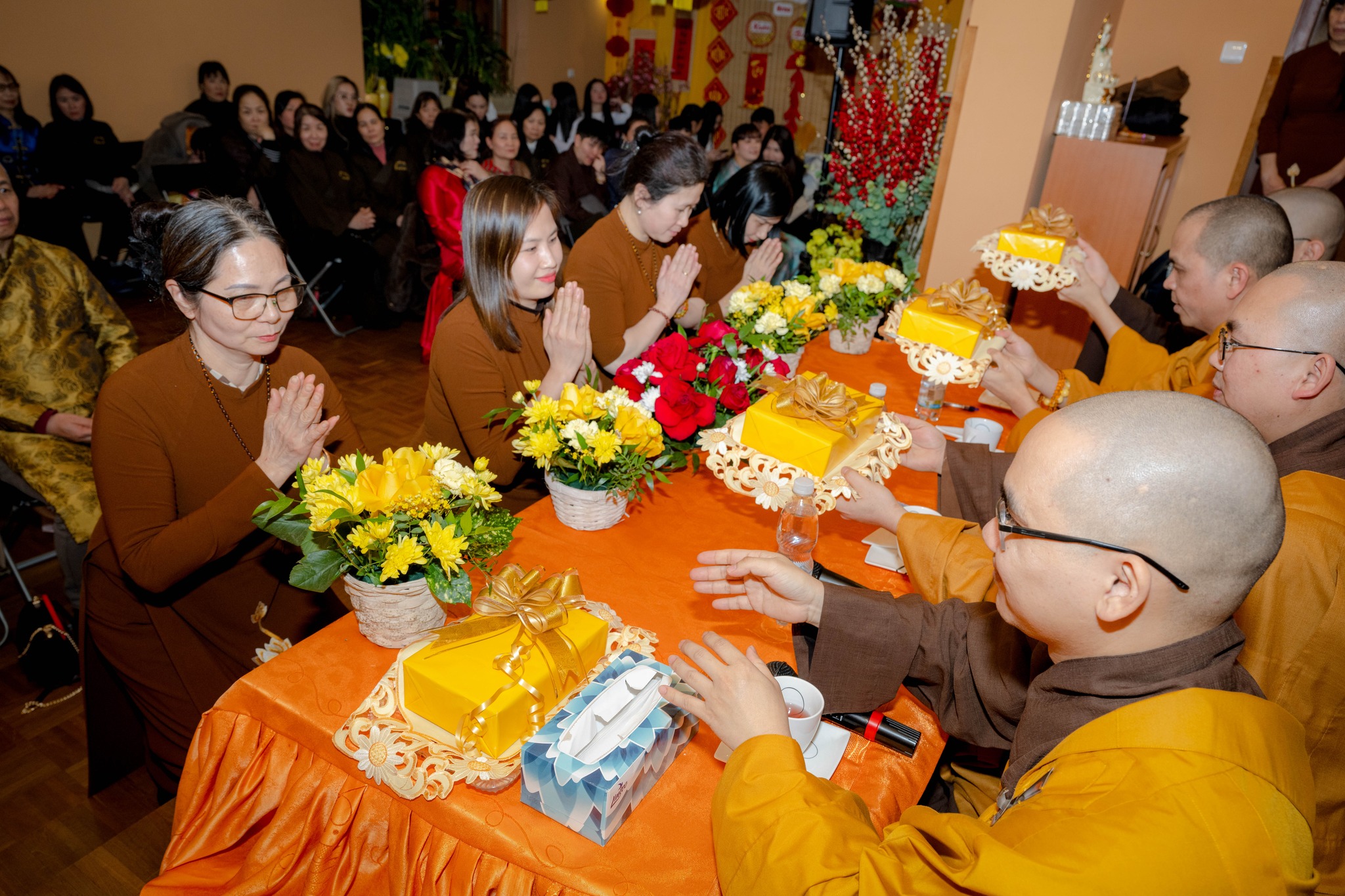 Người Việt ở châu Âu giữ nếp đi chùa đầu năm - Ảnh 5.