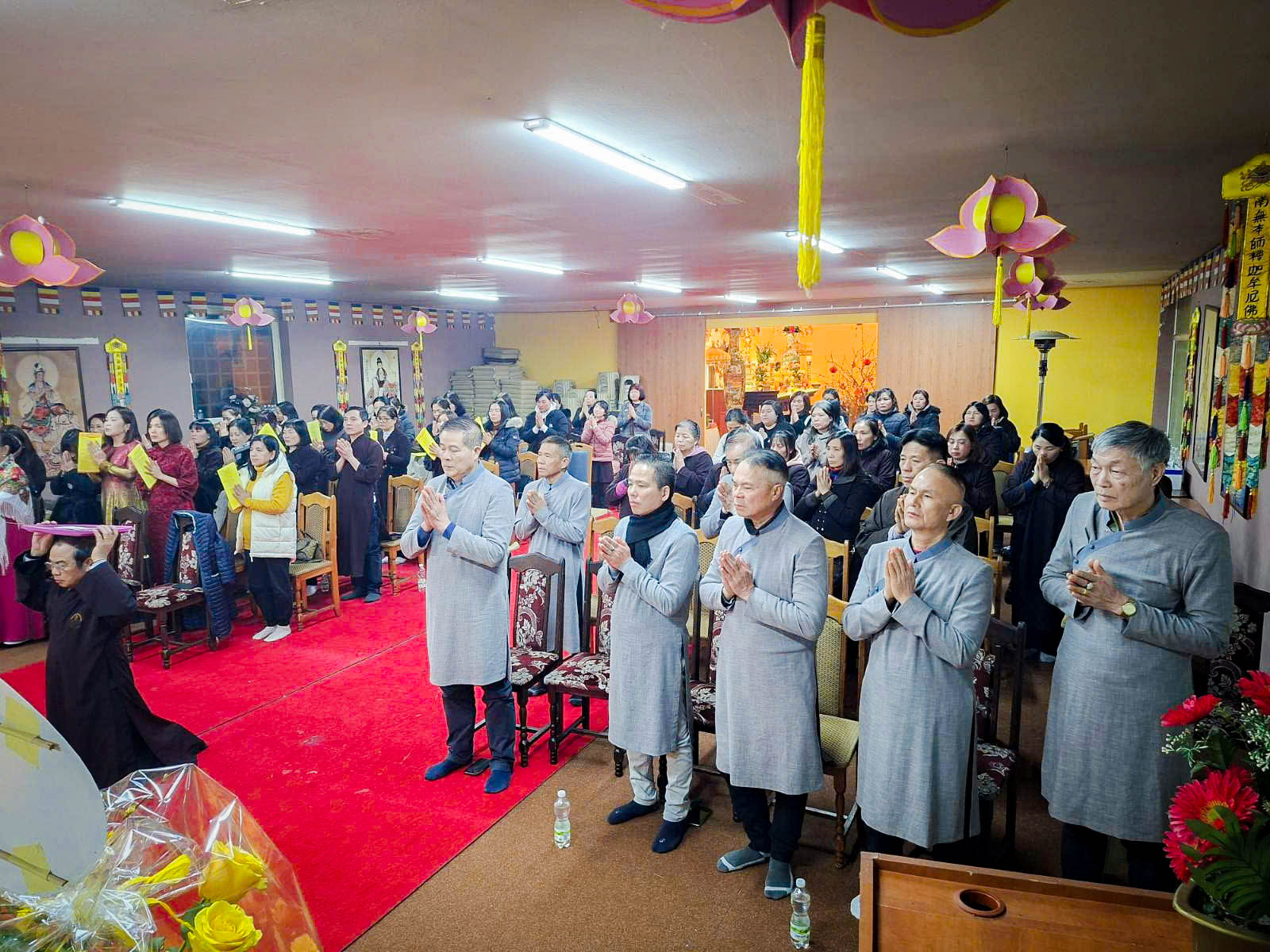 Người Việt ở châu Âu giữ nếp đi chùa đầu năm - Ảnh 1.