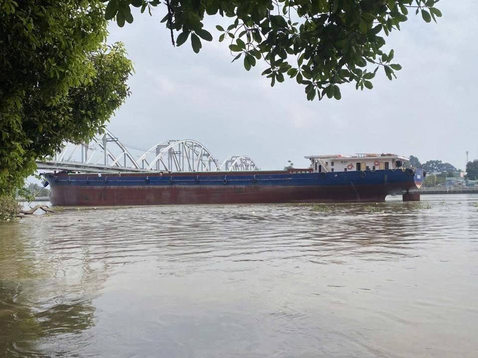 S&agrave; lan va chạm cầu Ghềnh, lực lượng chức năng xuy&ecirc;n trưa kiểm tra thiệt hại - Ảnh 1.