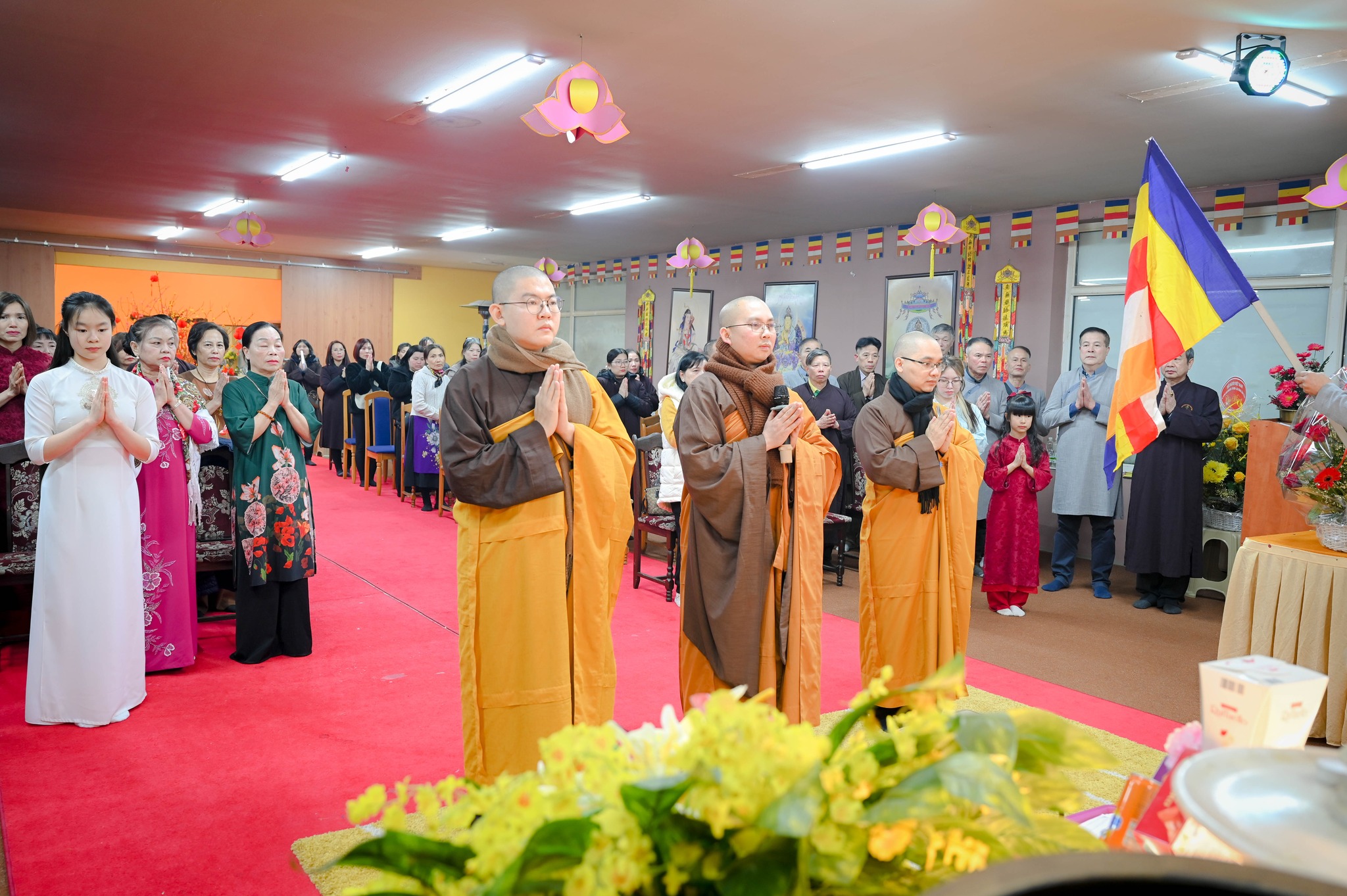 Người Việt ở châu Âu giữ nếp đi chùa đầu năm - Ảnh 2.