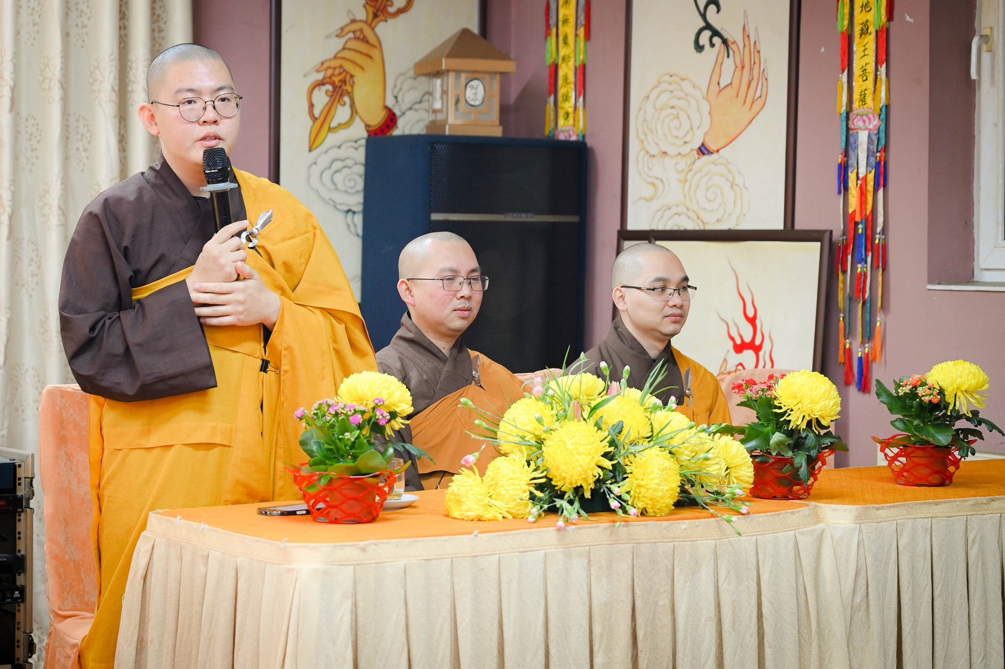 Người Việt ở châu Âu giữ nếp đi chùa đầu năm - Ảnh 3.