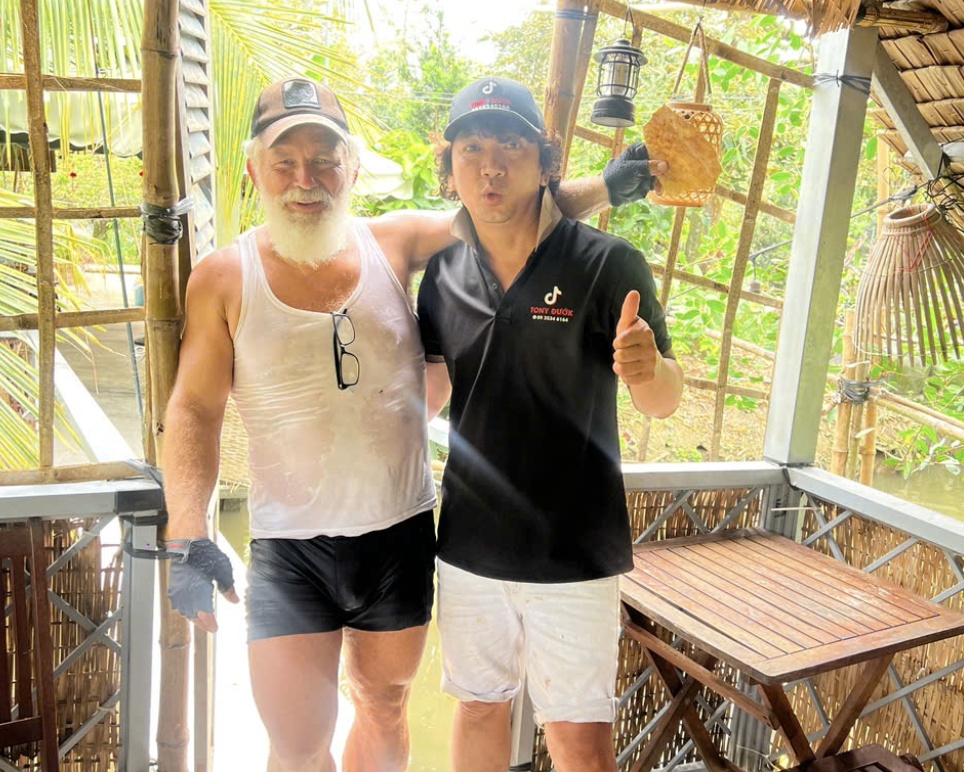 &Ocirc;ng T&acirc;y đạp xe ở miền T&acirc;y v&agrave; h&agrave;nh động dễ thương của người d&acirc;n địa phương - Ảnh 2.