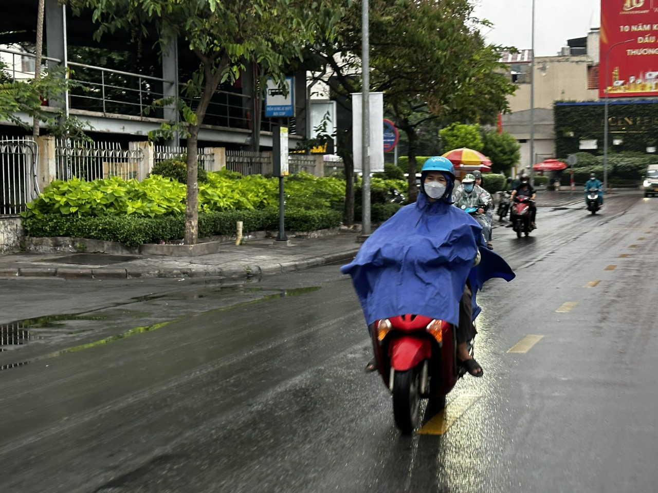 Giông sét cả buổi chiều, nơi nào ở TP.HCM sẽ có mưa trái mùa? - Ảnh 1. Giông sét cả buổi chiều, nơi nào ở TP.HCM sẽ có mưa trái mùa? - Ảnh 1.