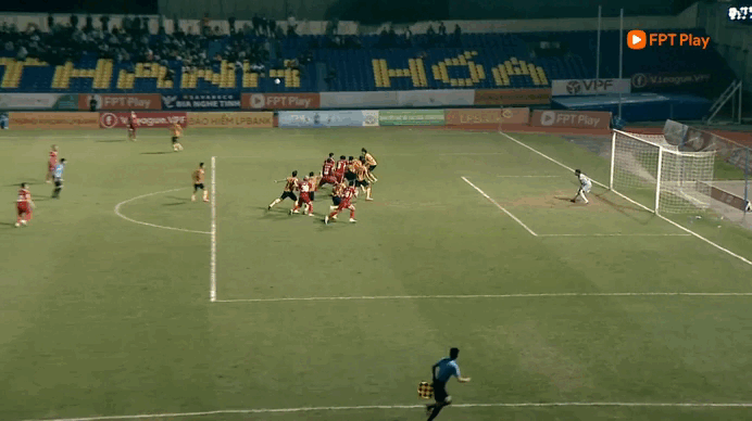 Bảng xếp hạng V-League mới nhất: Thua H&agrave; Tĩnh ph&uacute;t 90+3 khiến Thanh H&oacute;a rơi rất s&acirc;u, HAGL cũng cam go v&igrave;&hellip; - Ảnh 2.