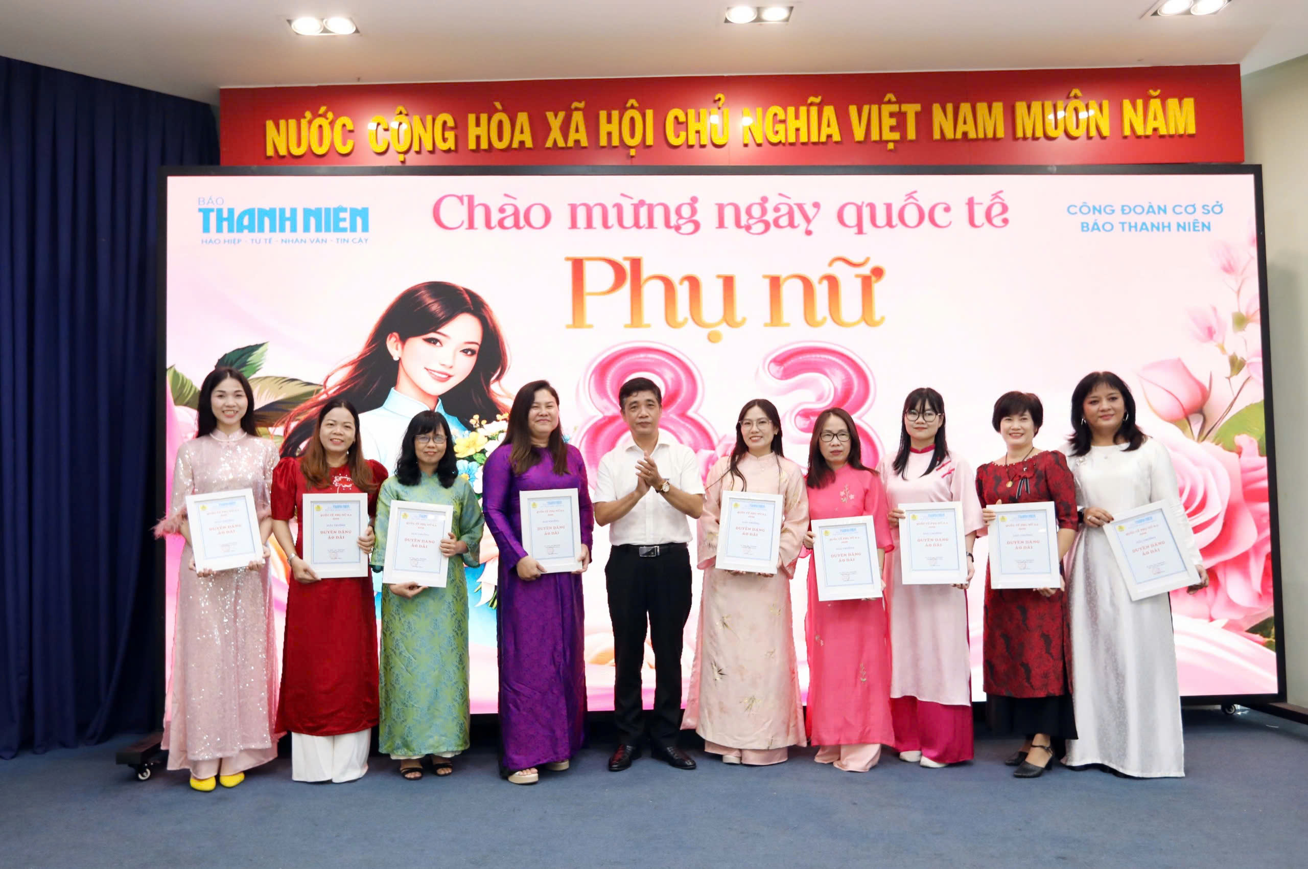 Đ&agrave;n &ocirc;ng tranh t&agrave;i cắm hoa - Ảnh 14.