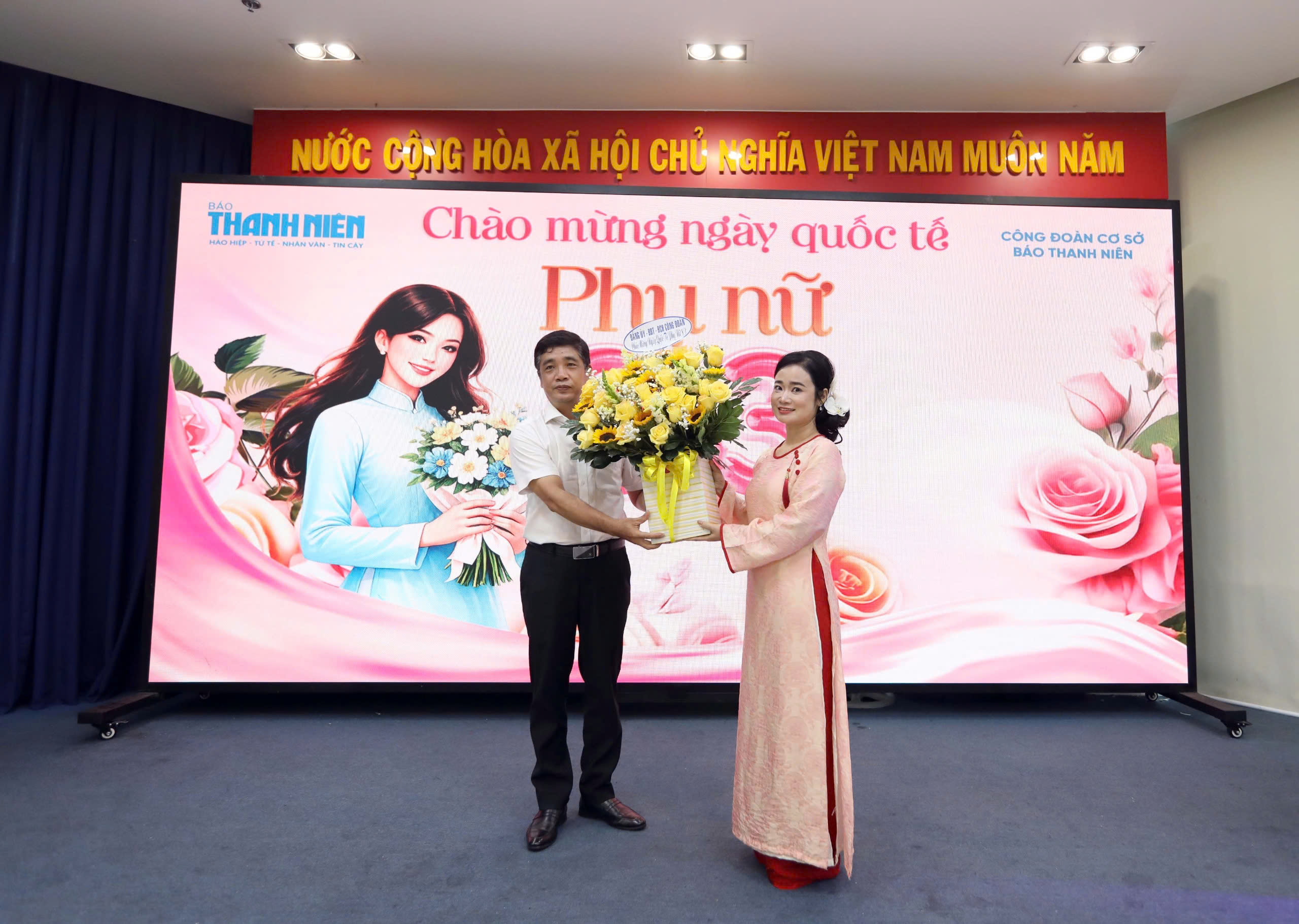 Đ&agrave;n &ocirc;ng tranh t&agrave;i cắm hoa - Ảnh 1.