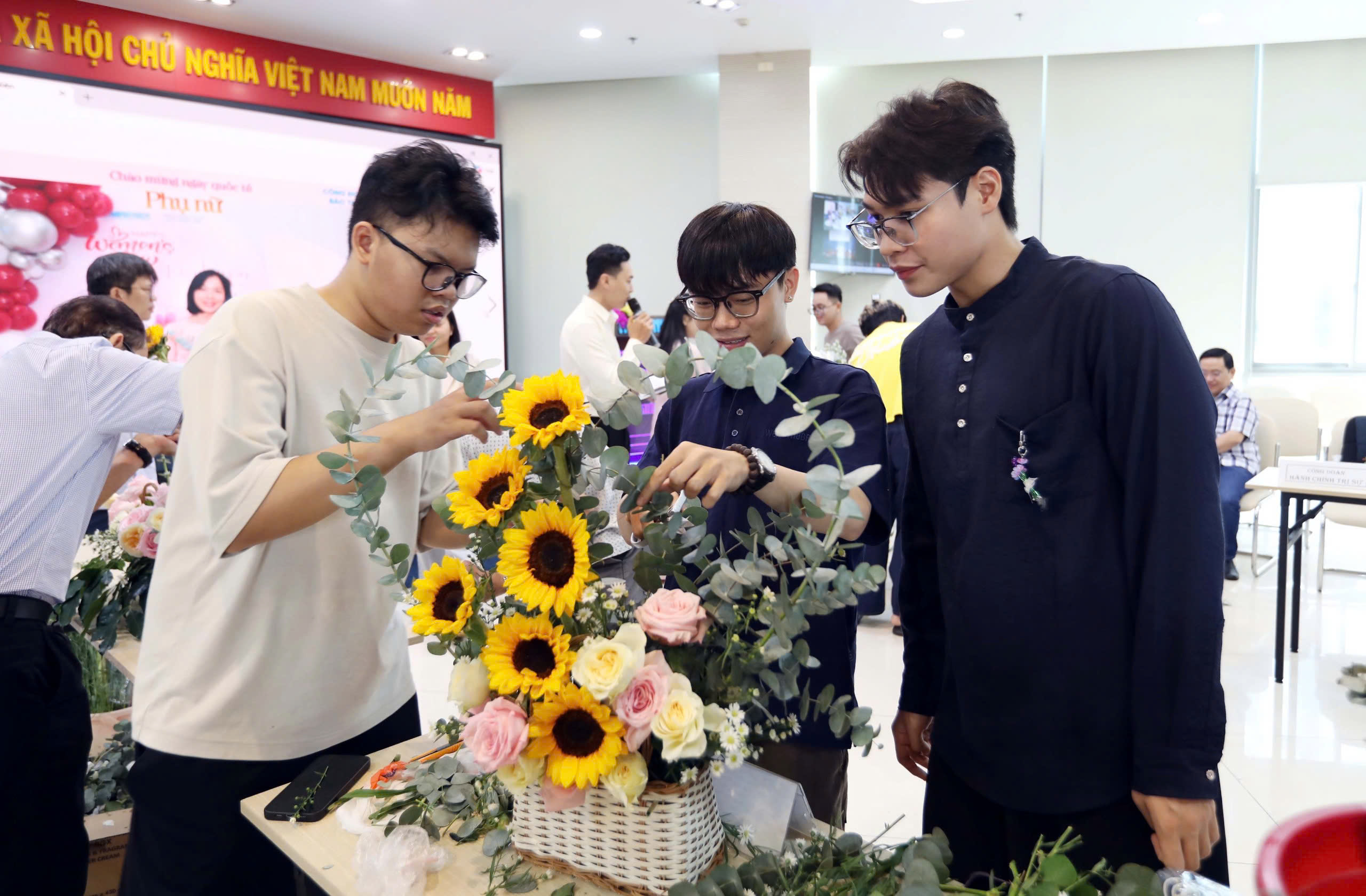 Đ&agrave;n &ocirc;ng tranh t&agrave;i cắm hoa - Ảnh 7.