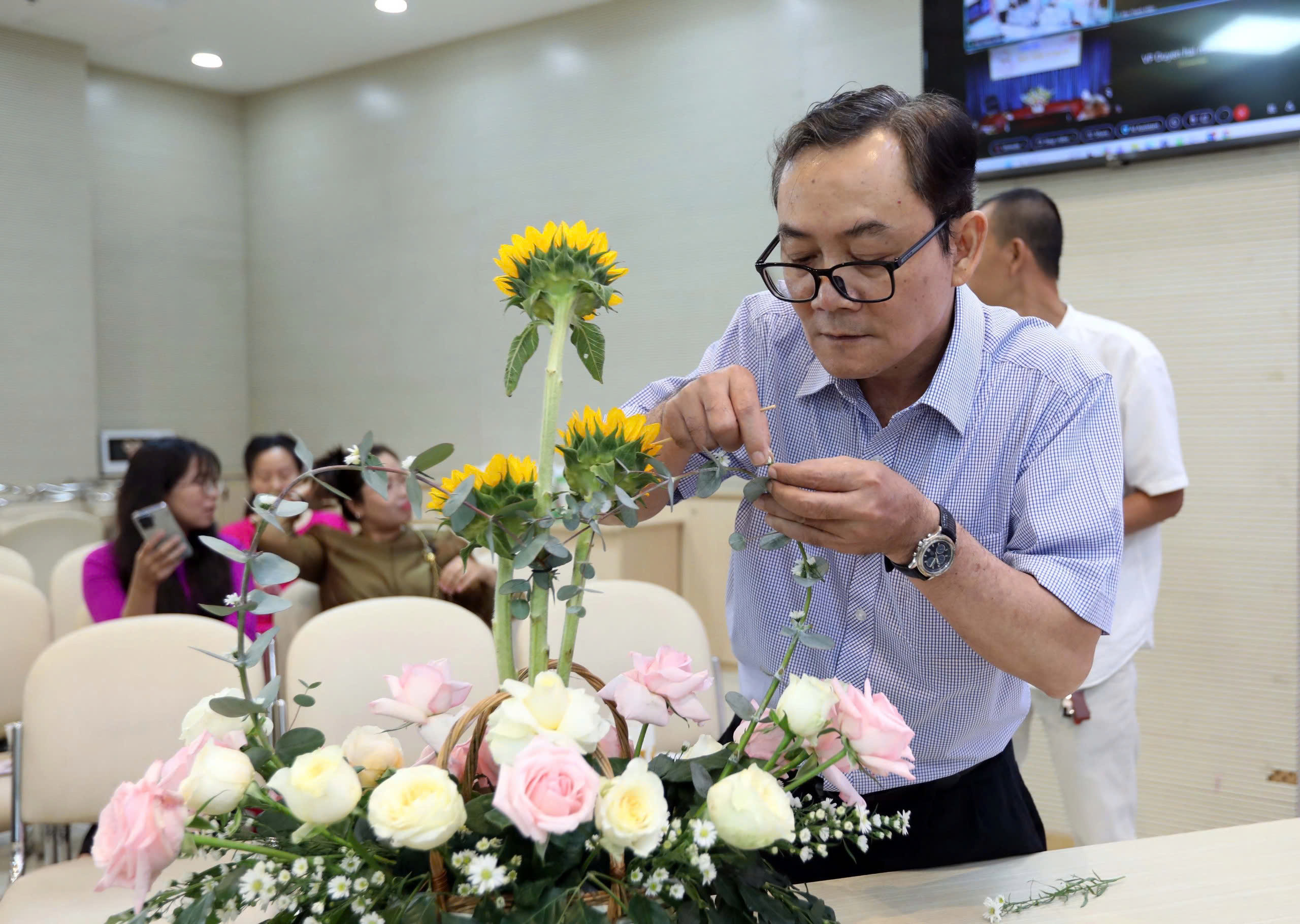 Đ&agrave;n &ocirc;ng tranh t&agrave;i cắm hoa - Ảnh 2.