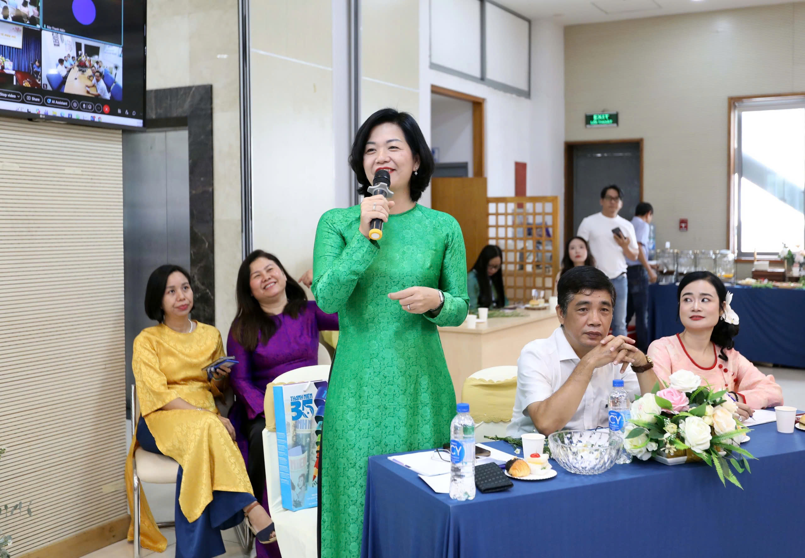 Đ&agrave;n &ocirc;ng tranh t&agrave;i cắm hoa - Ảnh 4.