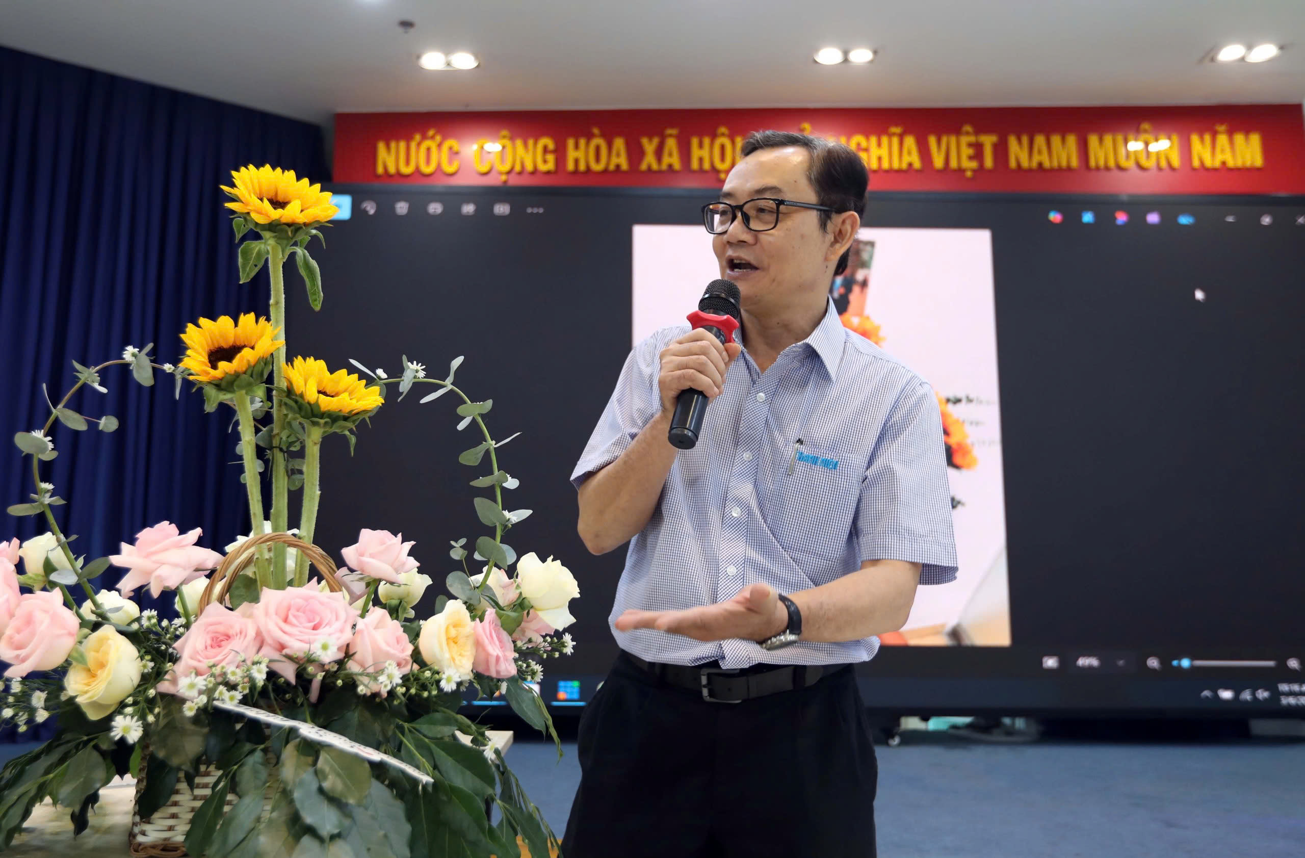 Đ&agrave;n &ocirc;ng tranh t&agrave;i cắm hoa - Ảnh 3.