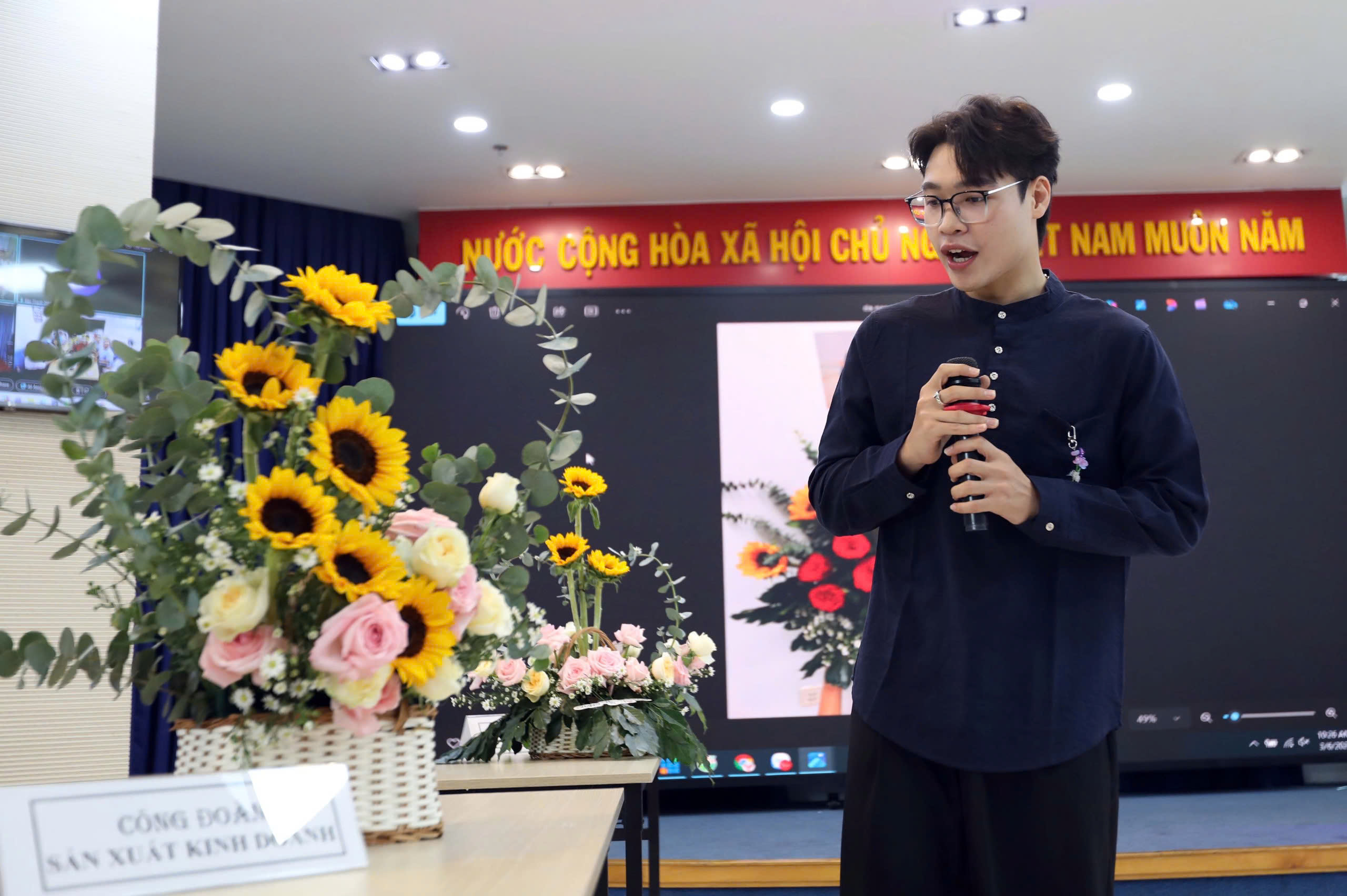 Đ&agrave;n &ocirc;ng tranh t&agrave;i cắm hoa - Ảnh 8.