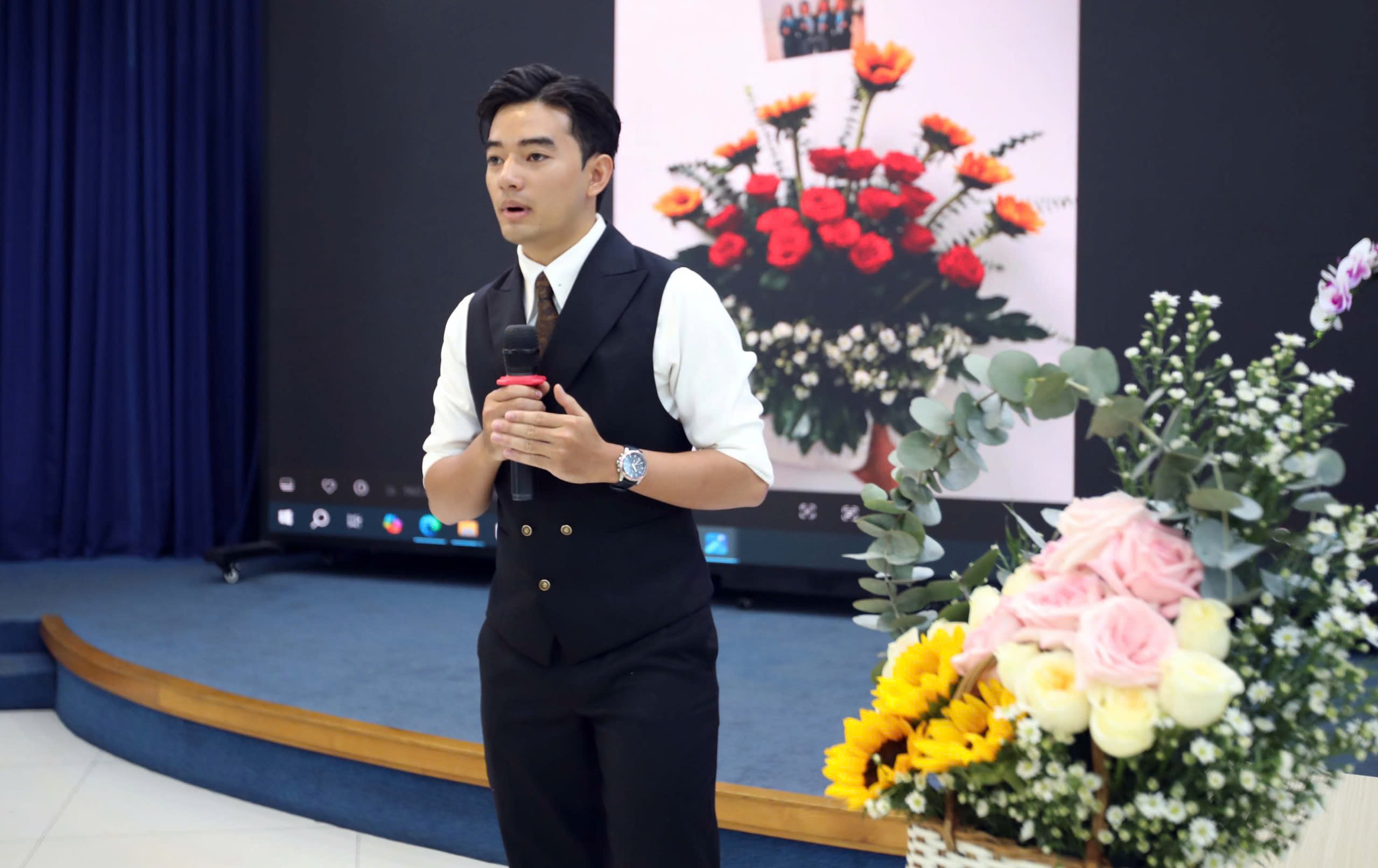 Đ&agrave;n &ocirc;ng tranh t&agrave;i cắm hoa - Ảnh 9.