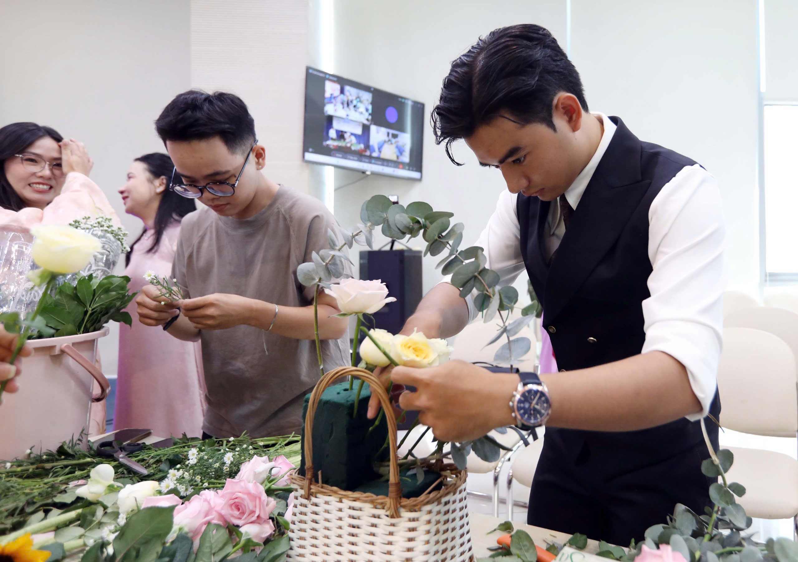 Đ&agrave;n &ocirc;ng tranh t&agrave;i cắm hoa - Ảnh 5.