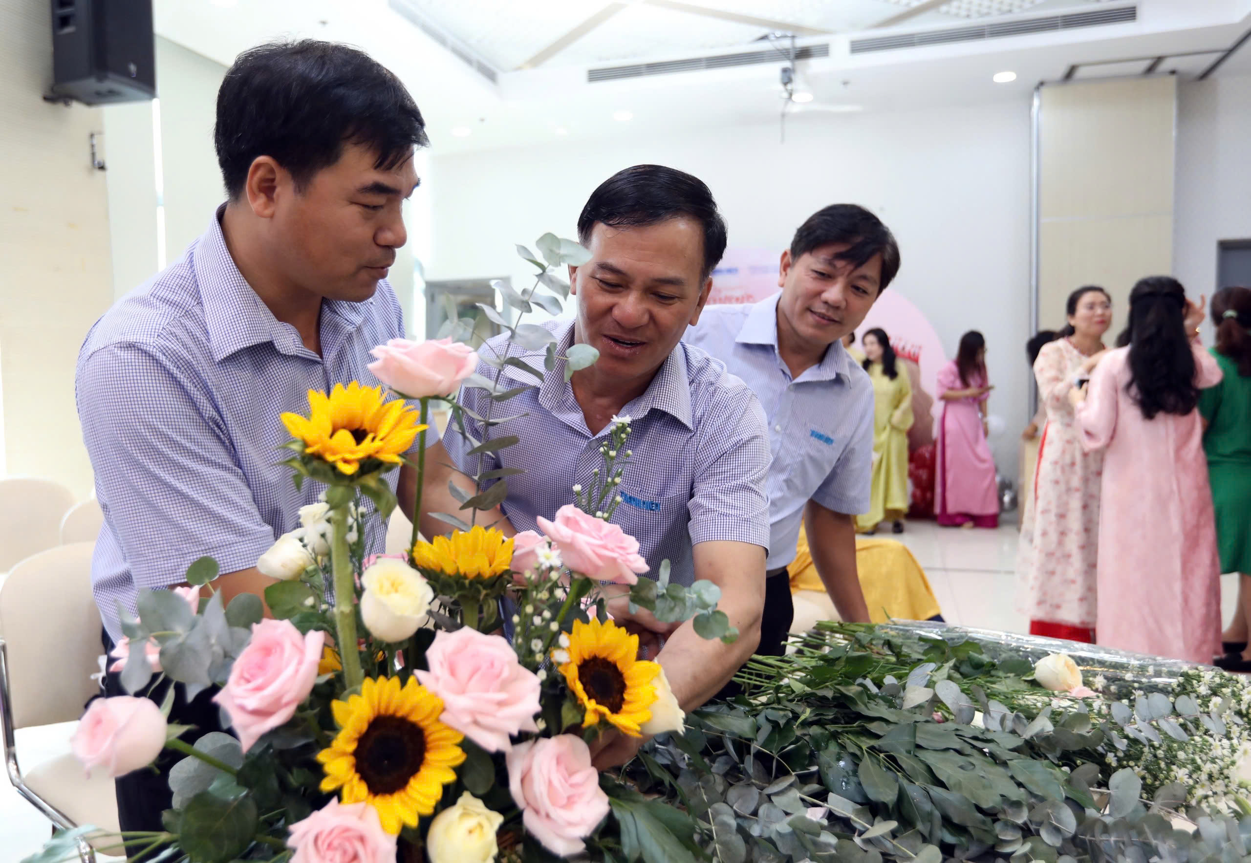 Đ&agrave;n &ocirc;ng tranh t&agrave;i cắm hoa - Ảnh 6.