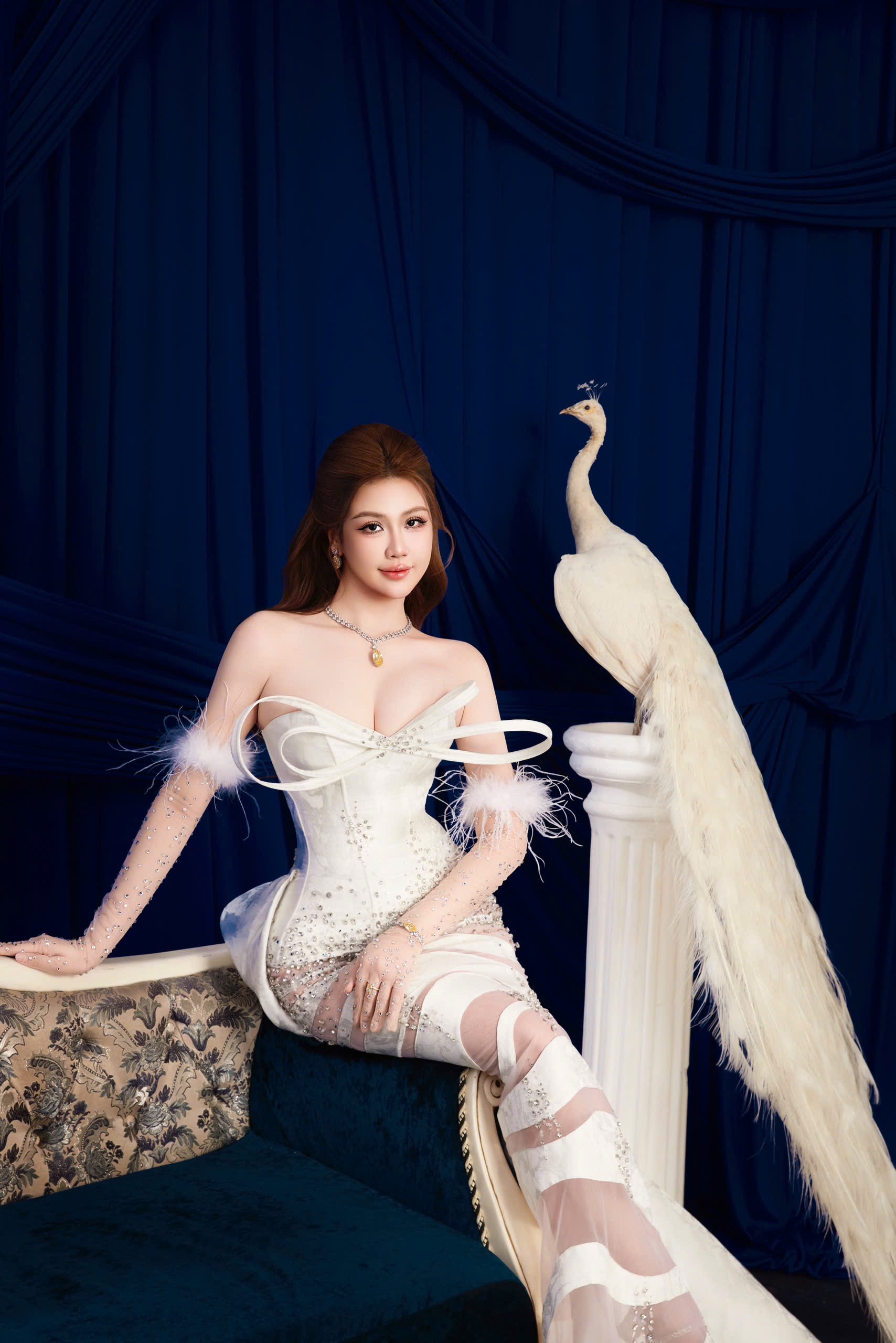 L&yacute; Nh&atilde; Kỳ mặc gợi cảm, 'đọ sắc' c&ugrave;ng d&agrave;n hoa hậu - Ảnh 9.