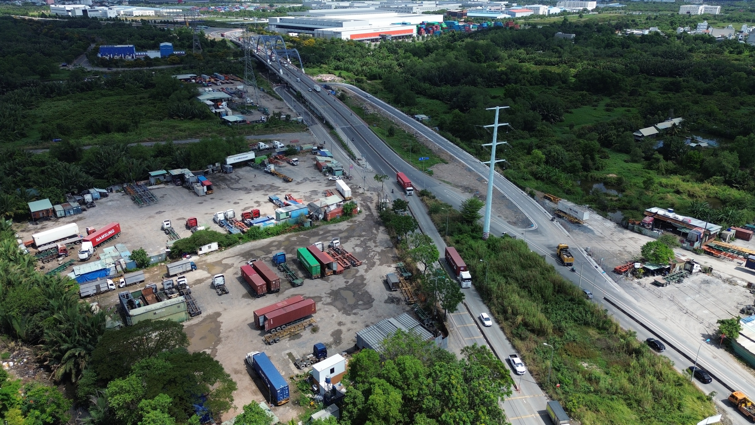 TP.HCM: Xử lý vi phạm các bãi xe container tự phát trên đường Võ Chí Công- Ảnh 1.