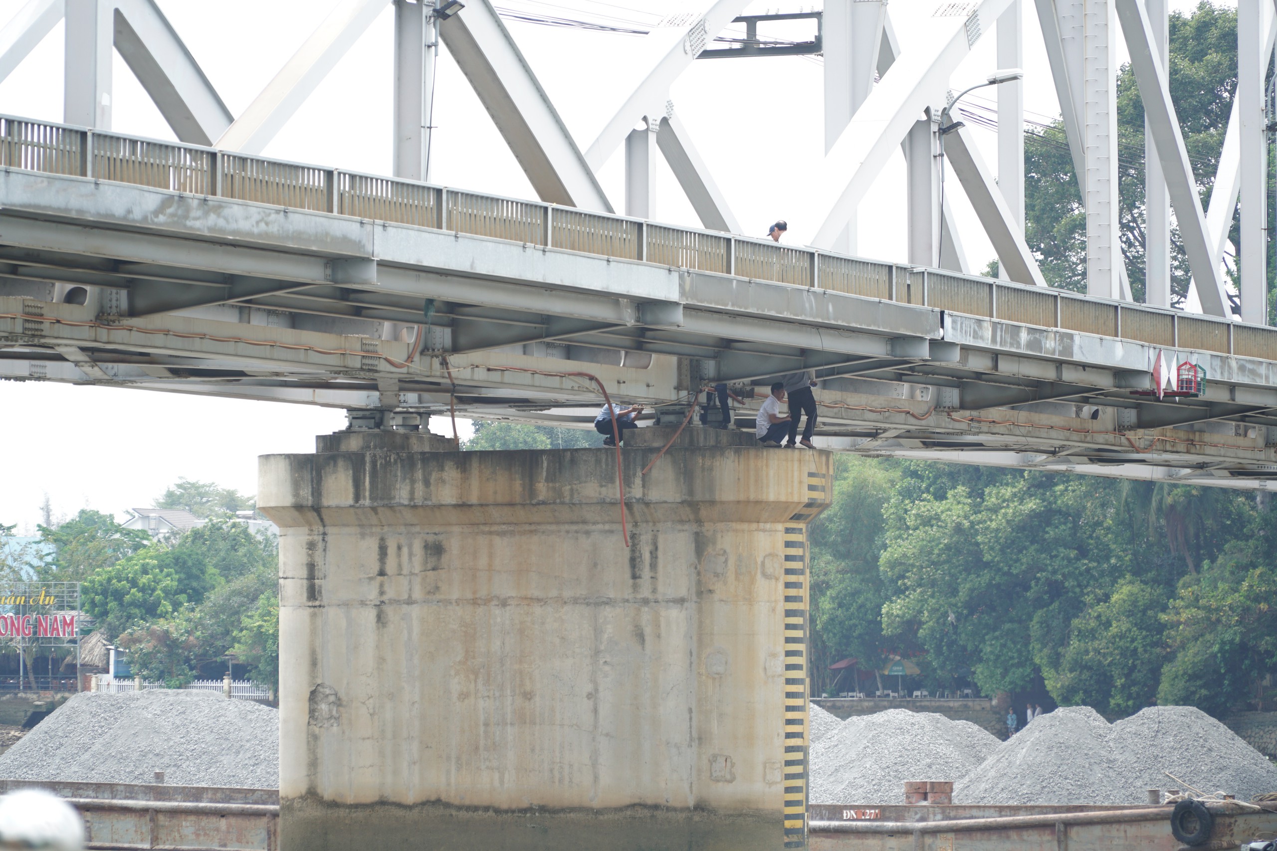 S&agrave; lan va chạm cầu Ghềnh, lực lượng chức năng xuy&ecirc;n trưa kiểm tra thiệt hại - Ảnh 6.