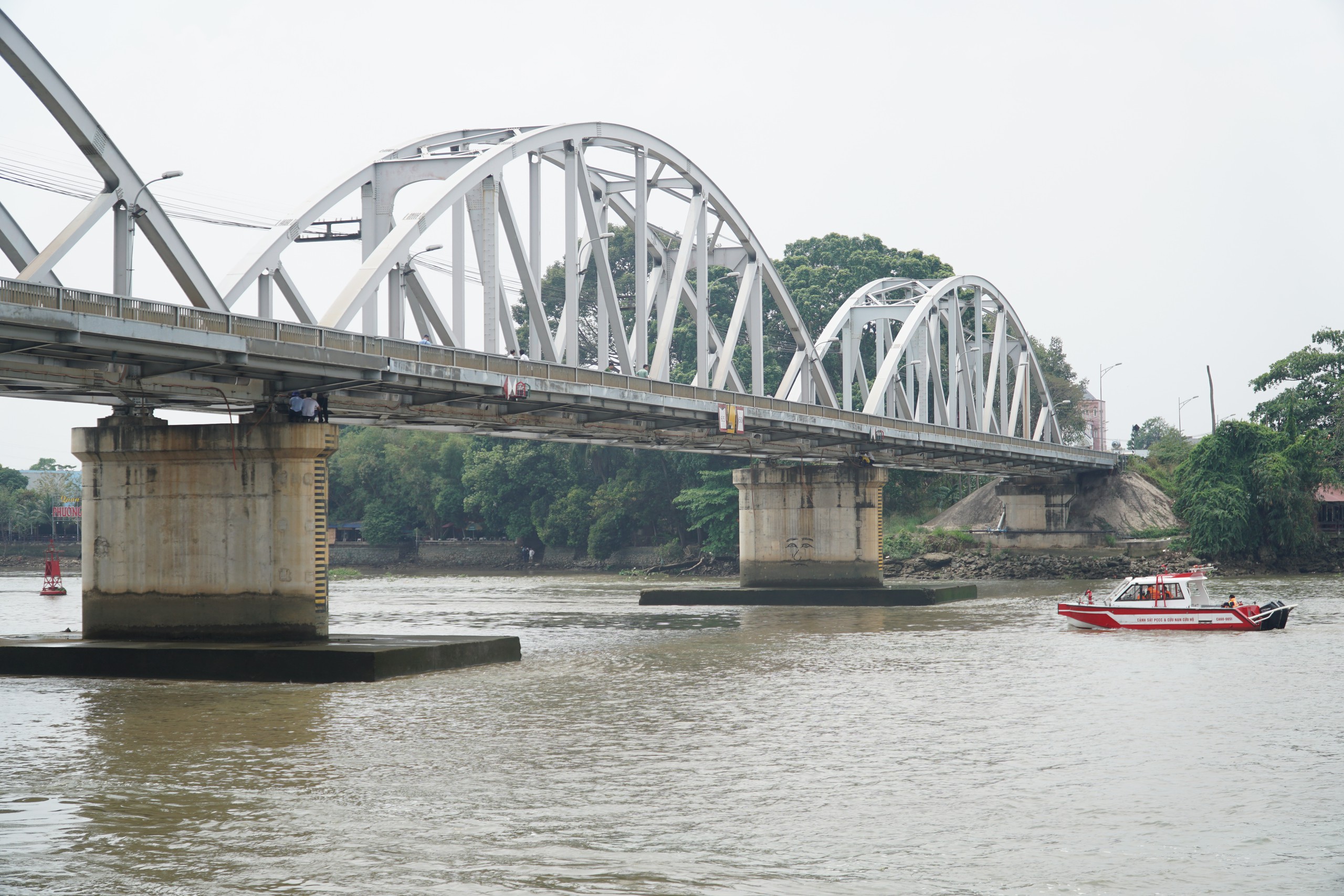 Vụ sà lan va chạm cầu Ghềnh: Cảnh sát giao thông xác định nguyên nhân ban đầu- Ảnh 3.