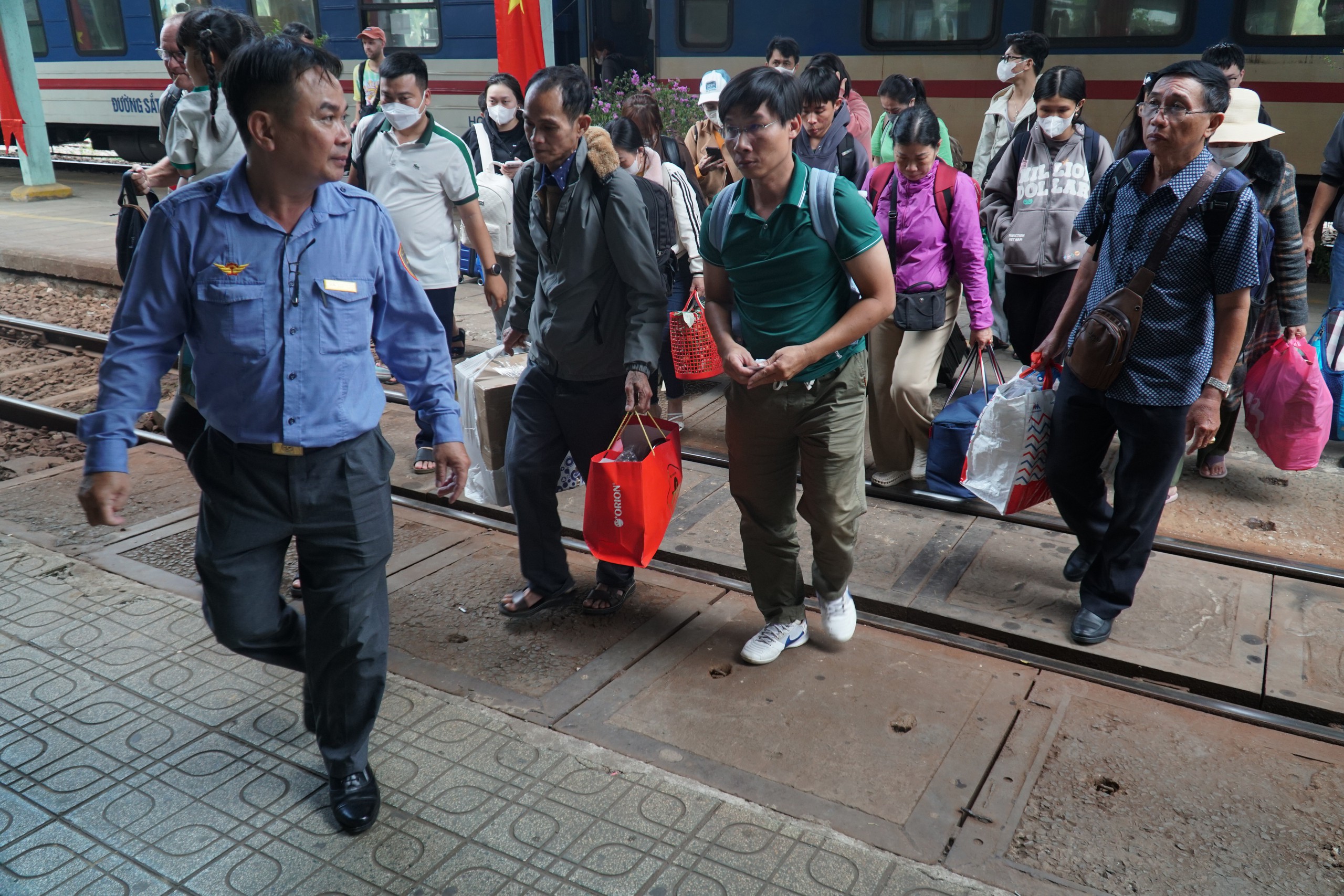 S&agrave; lan va chạm cầu Ghềnh: T&agrave;u dừng ga Bi&ecirc;n H&ograve;a, trung chuyển h&agrave;nh kh&aacute;ch về TP.HCM - Ảnh 1.