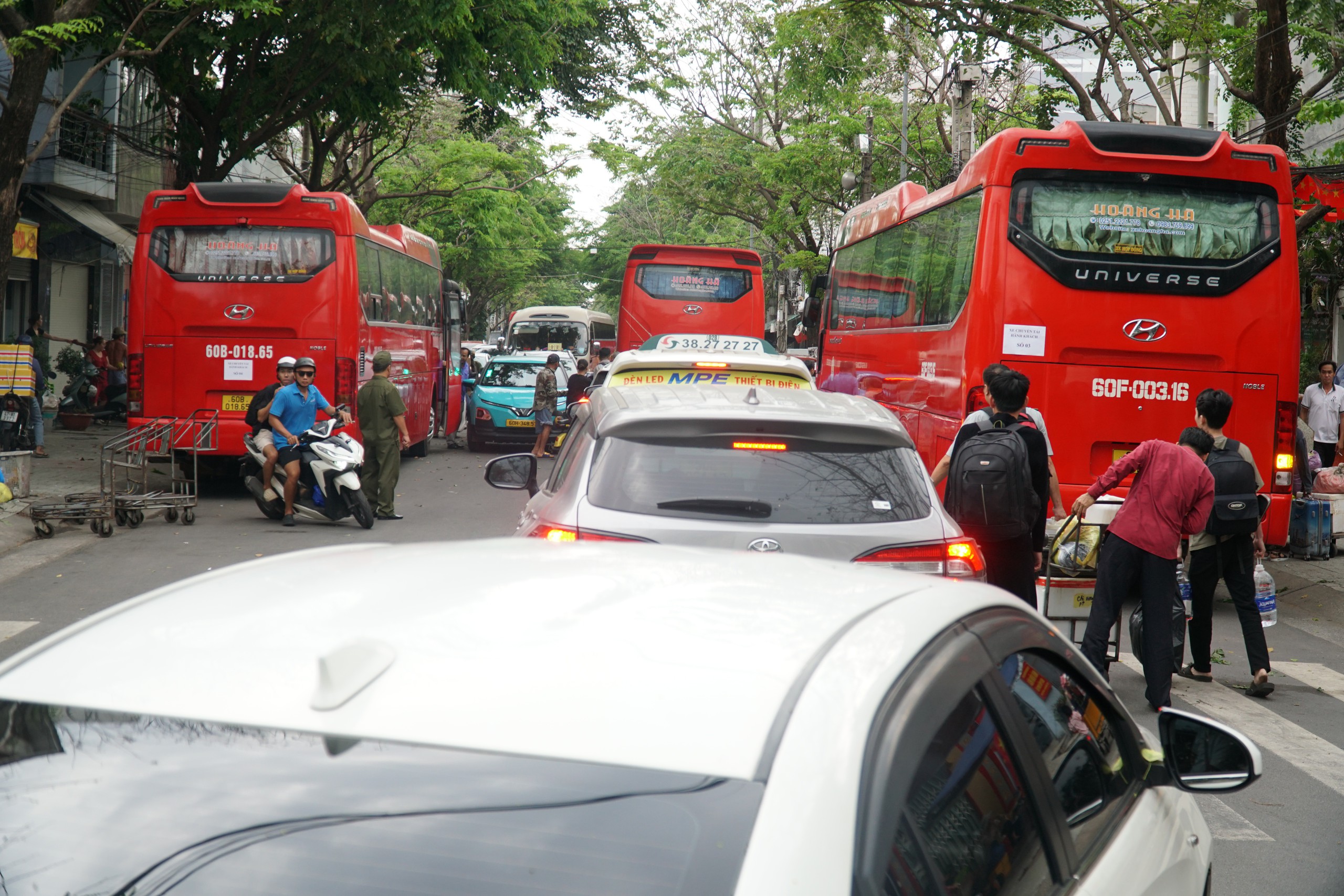 S&agrave; lan va chạm cầu Ghềnh: T&agrave;u dừng ga Bi&ecirc;n H&ograve;a, trung chuyển h&agrave;nh kh&aacute;ch về TP.HCM - Ảnh 6.