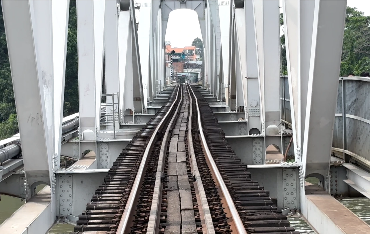 Vụ sà lan va chạm cầu Ghềnh: Cảnh sát giao thông xác định nguyên nhân ban đầu- Ảnh 2.