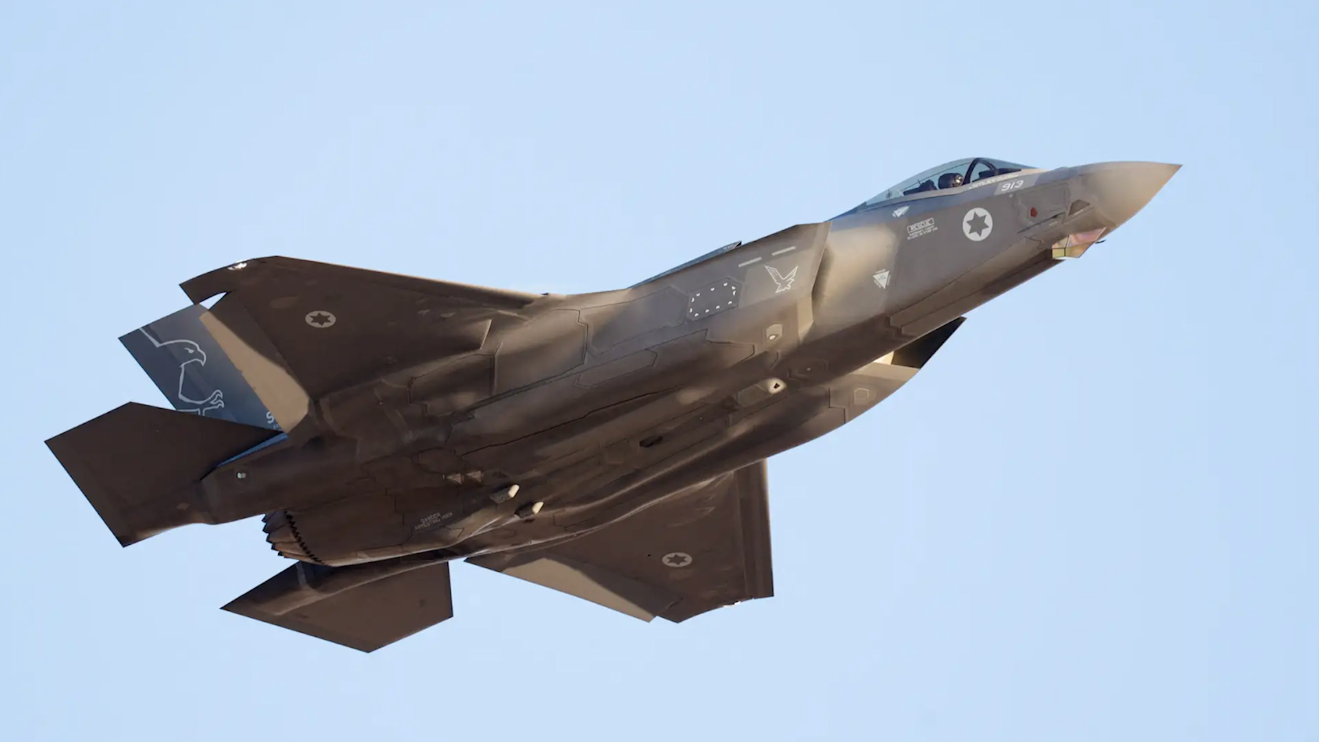 Lần đầu tiên, tiêm kích F-35 bắn hạ máy bay YAK-130 của Iran - Ảnh 1.