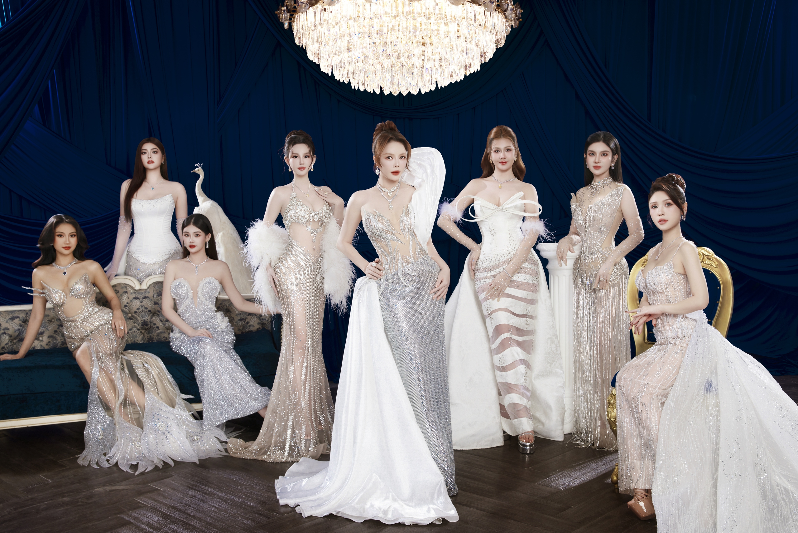 L&yacute; Nh&atilde; Kỳ mặc gợi cảm, 'đọ sắc' c&ugrave;ng d&agrave;n hoa hậu - Ảnh 2.